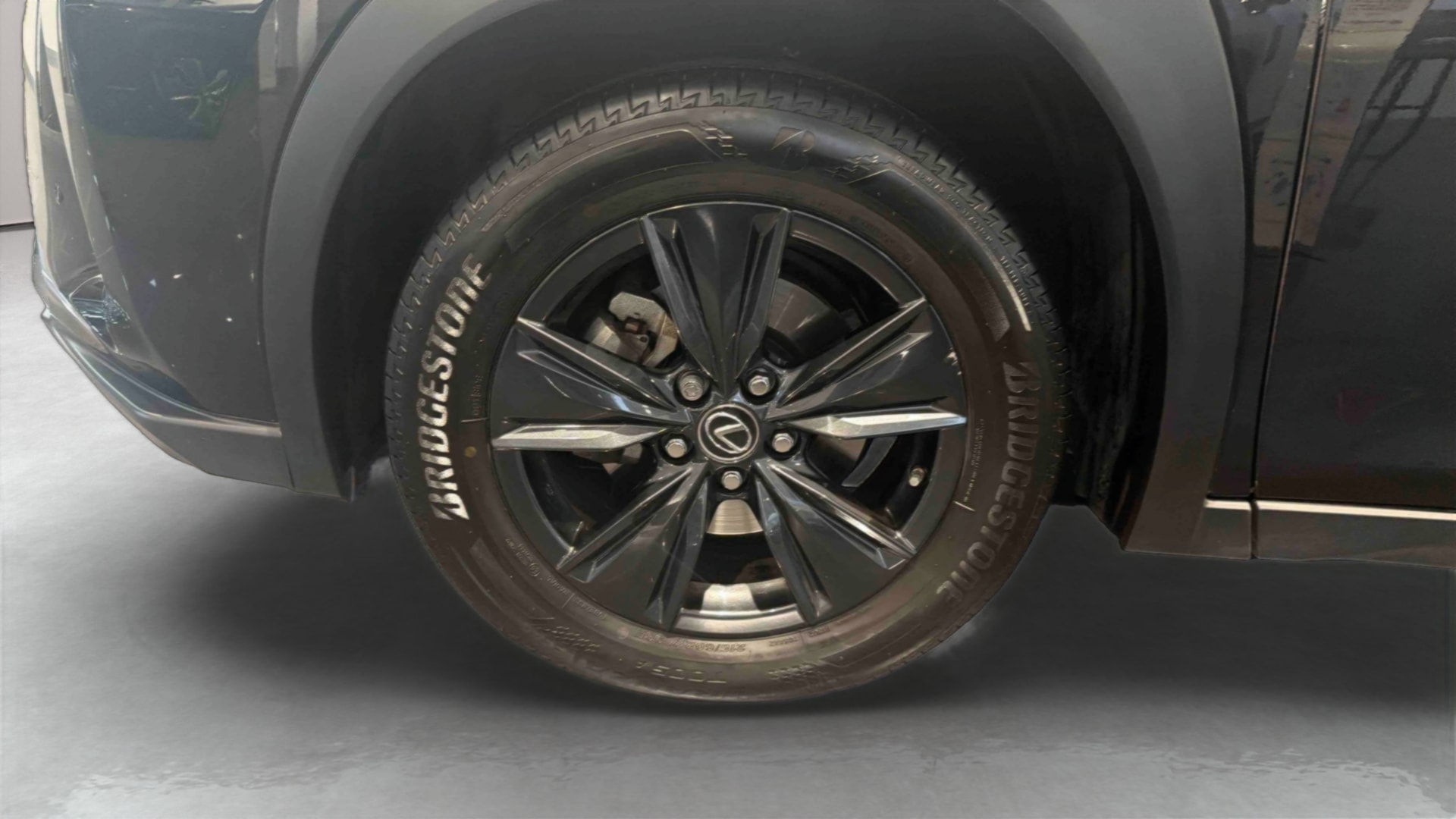 Lexus UX 250h 2WD Luxe — Pneu avant gauche