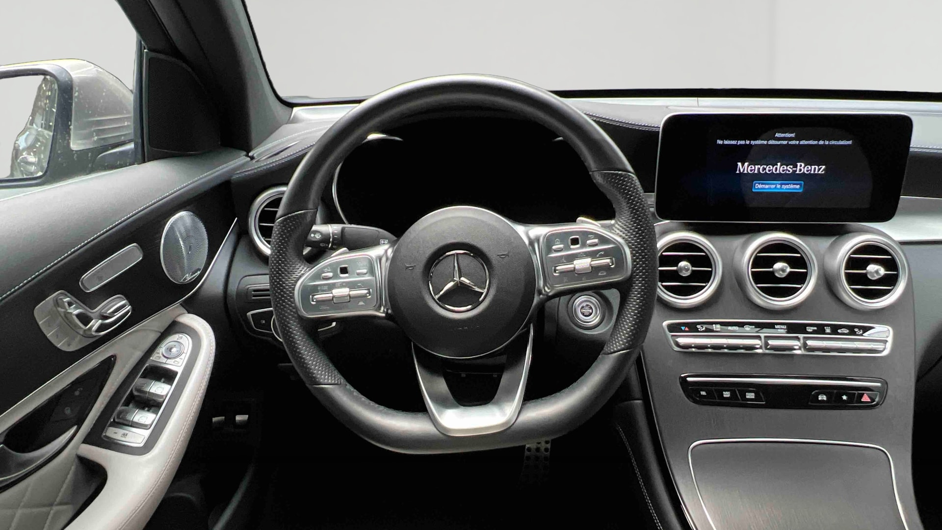Mercedes-Benz GLC Coupé 300 e EQ POWER 9G-Tronic 4Matic AMG Line — Poste de pilotage