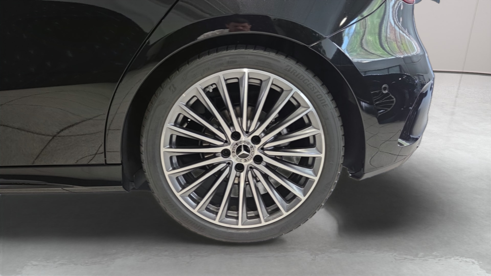 Mercedes-Benz Classe A 180 d AMG Line — Pneu avant gauche