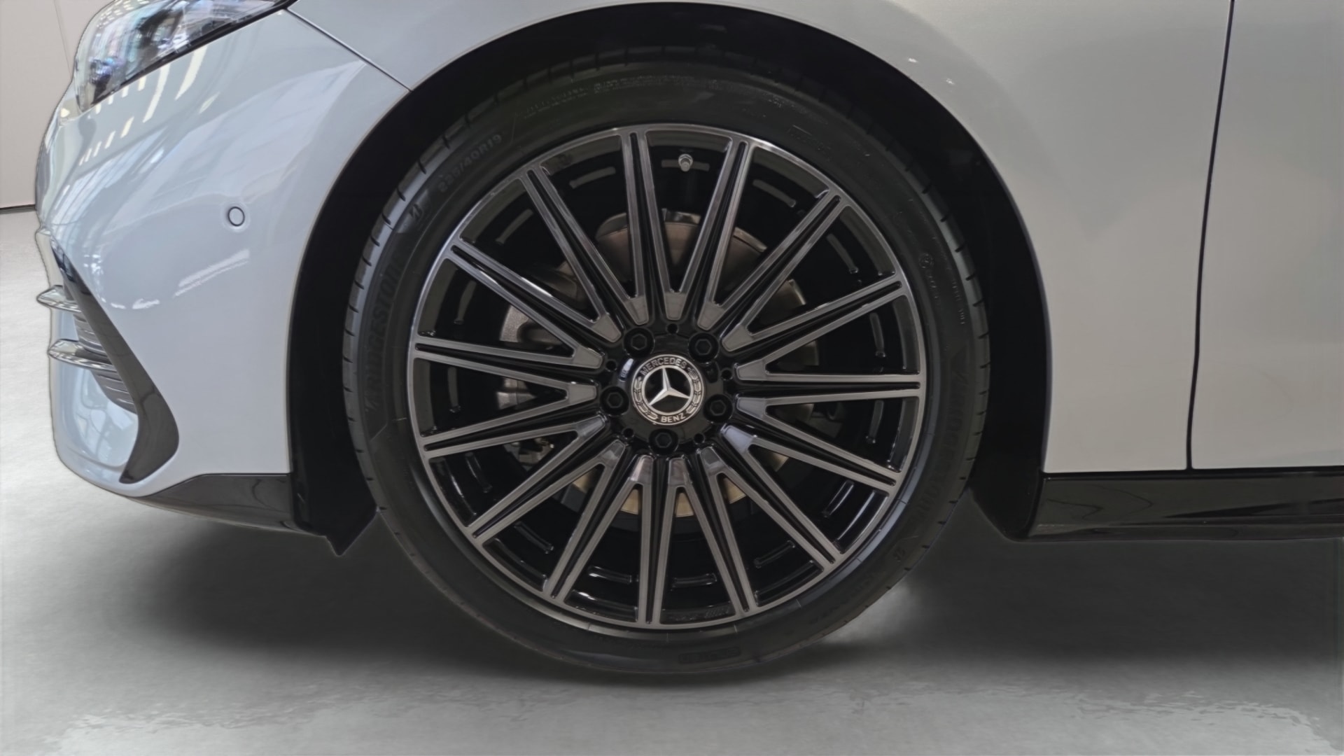 Mercedes-Benz CLA Shooting Brake 200 AMG Line — Pneu avant gauche