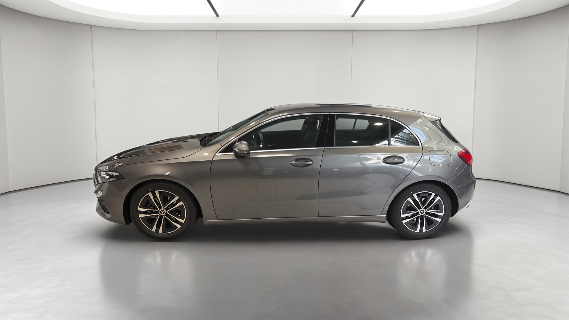 Mercedes-Benz Classe A 180 Business Line — Profil gauche
