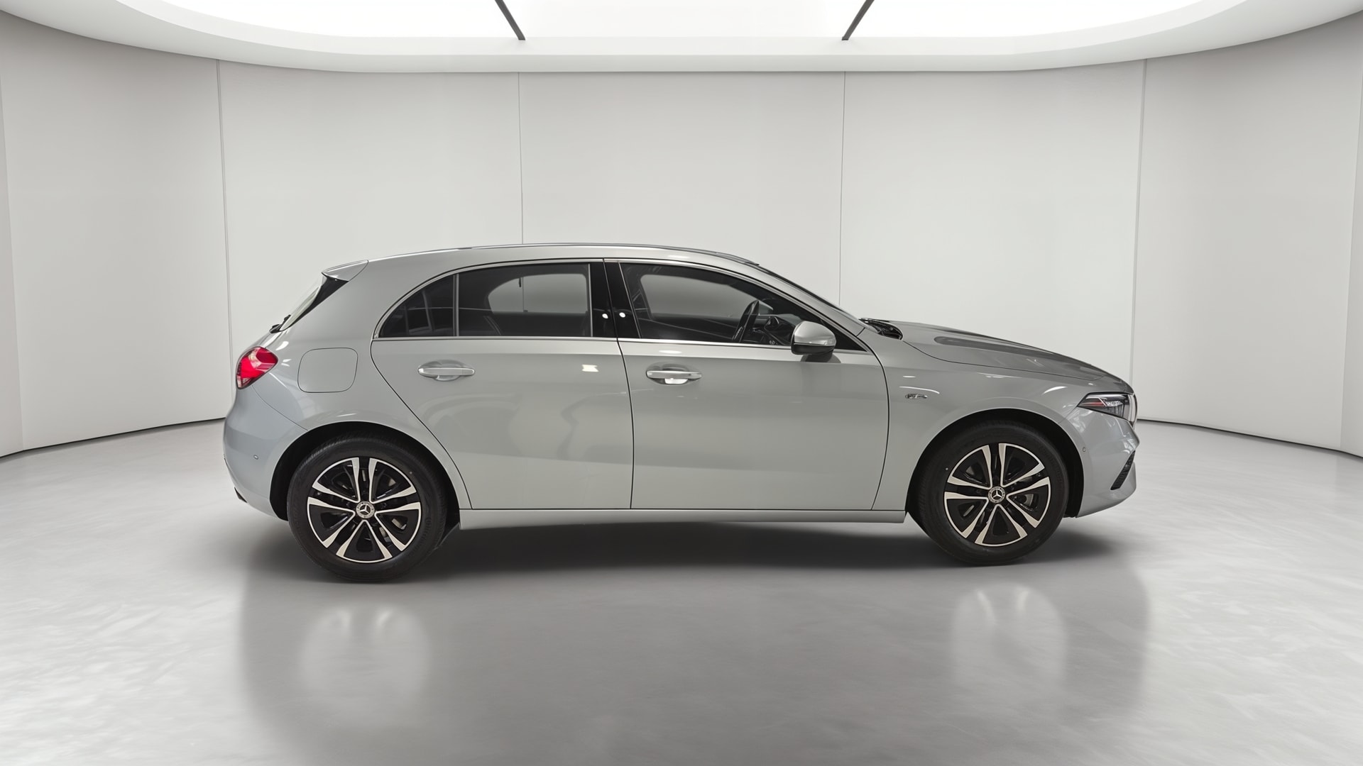Mercedes-Benz Classe A 250 e Hybrid EQ Business Line — Profil droit