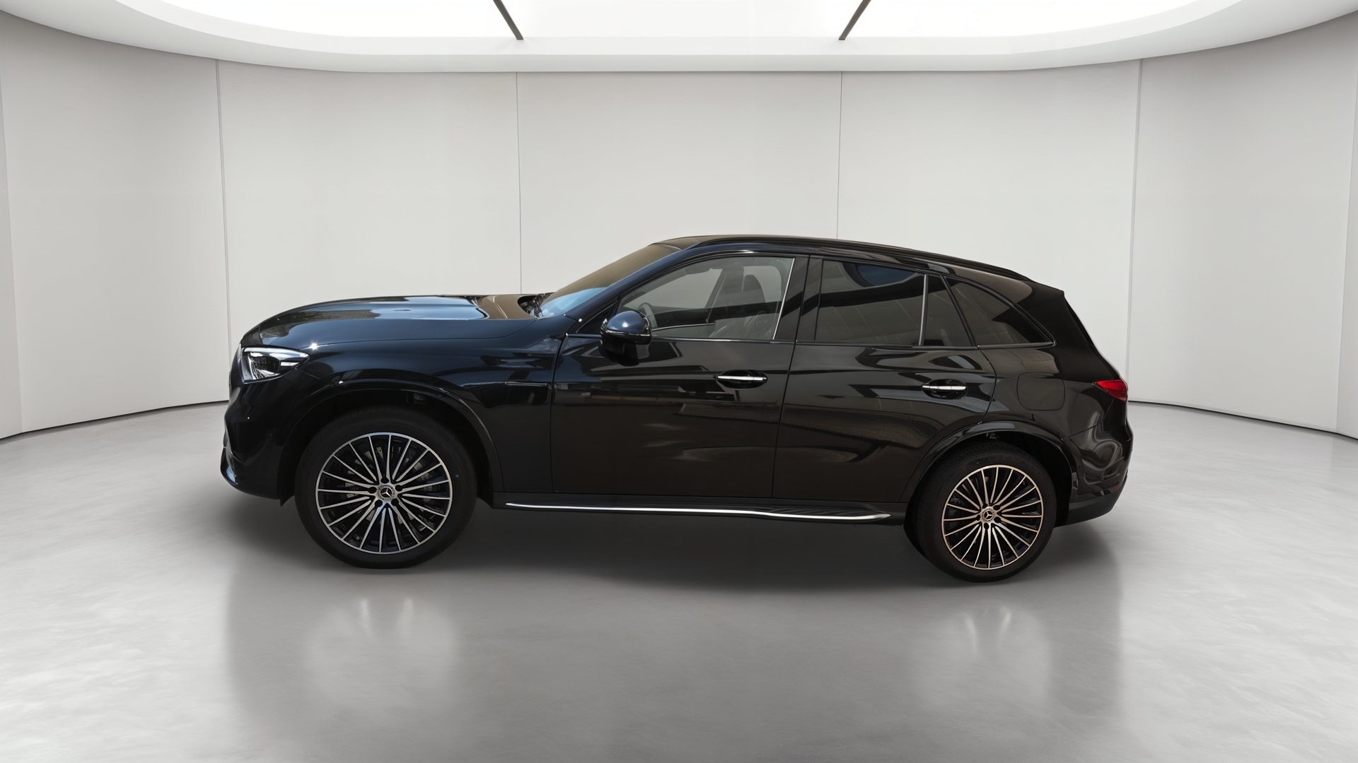 Mercedes-Benz GLC 300 e Hybrid EQ 4Matic AMG Line + — Profil gauche