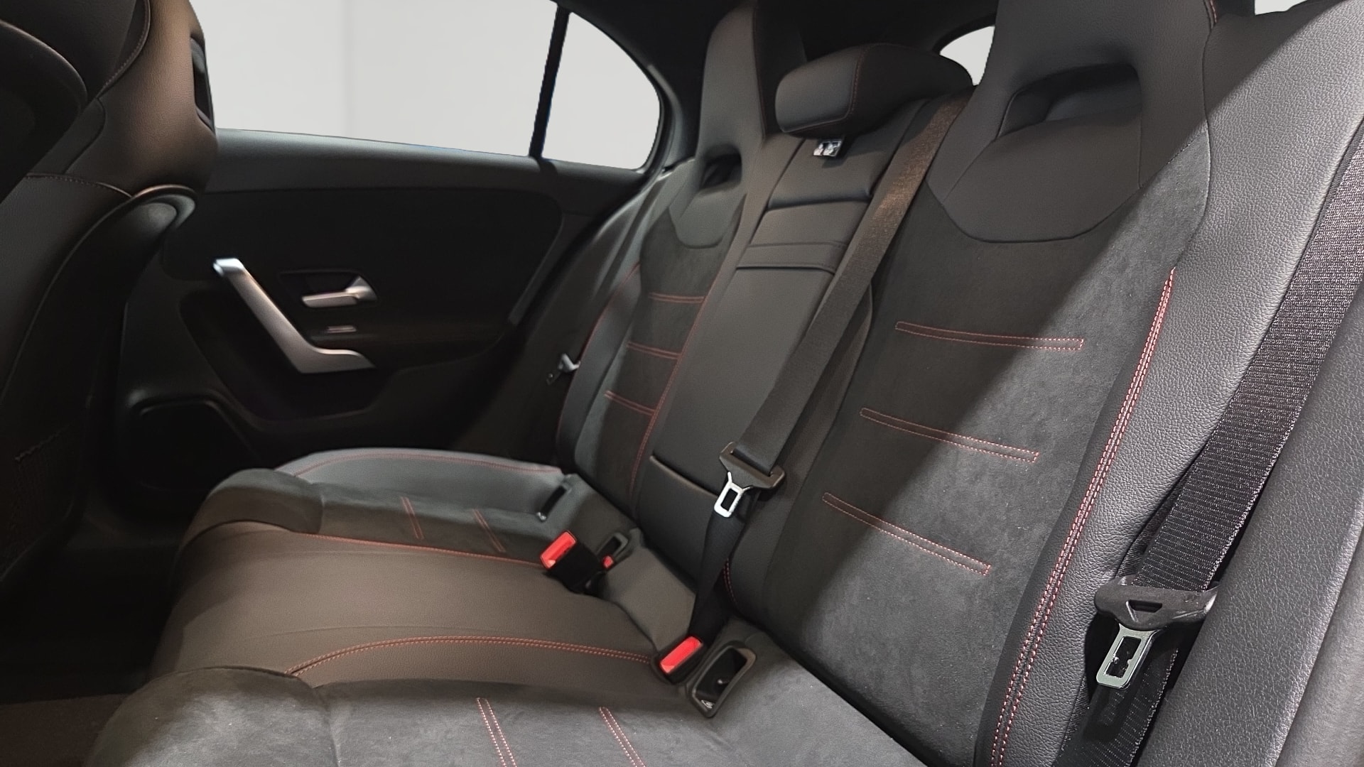 Mercedes-Benz Classe A 250 e Hybrid EQ AMG Line — Siège arrière gauche