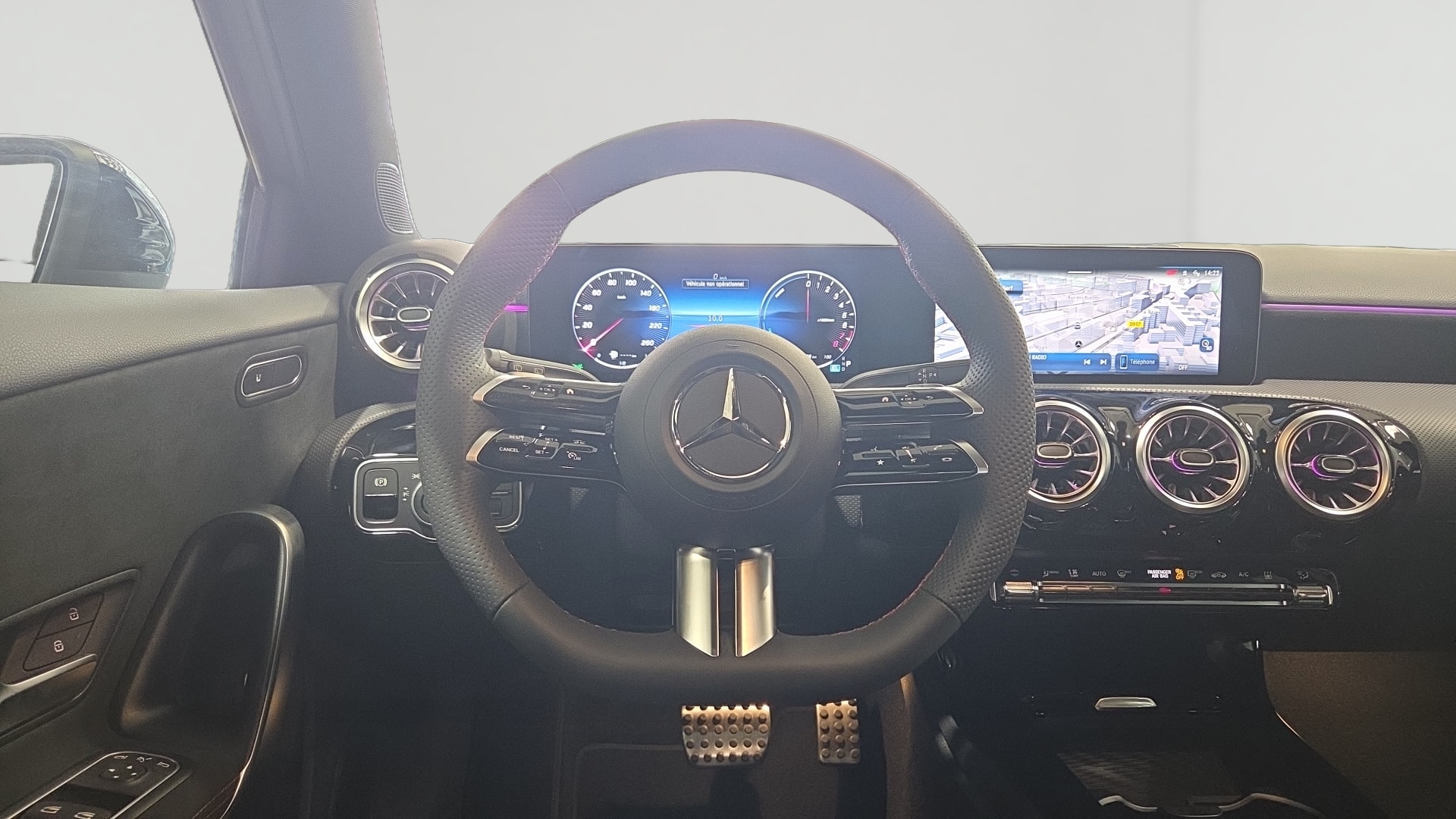 Mercedes-Benz Classe A 250 e Hybrid EQ AMG Line — Poste de pilotage