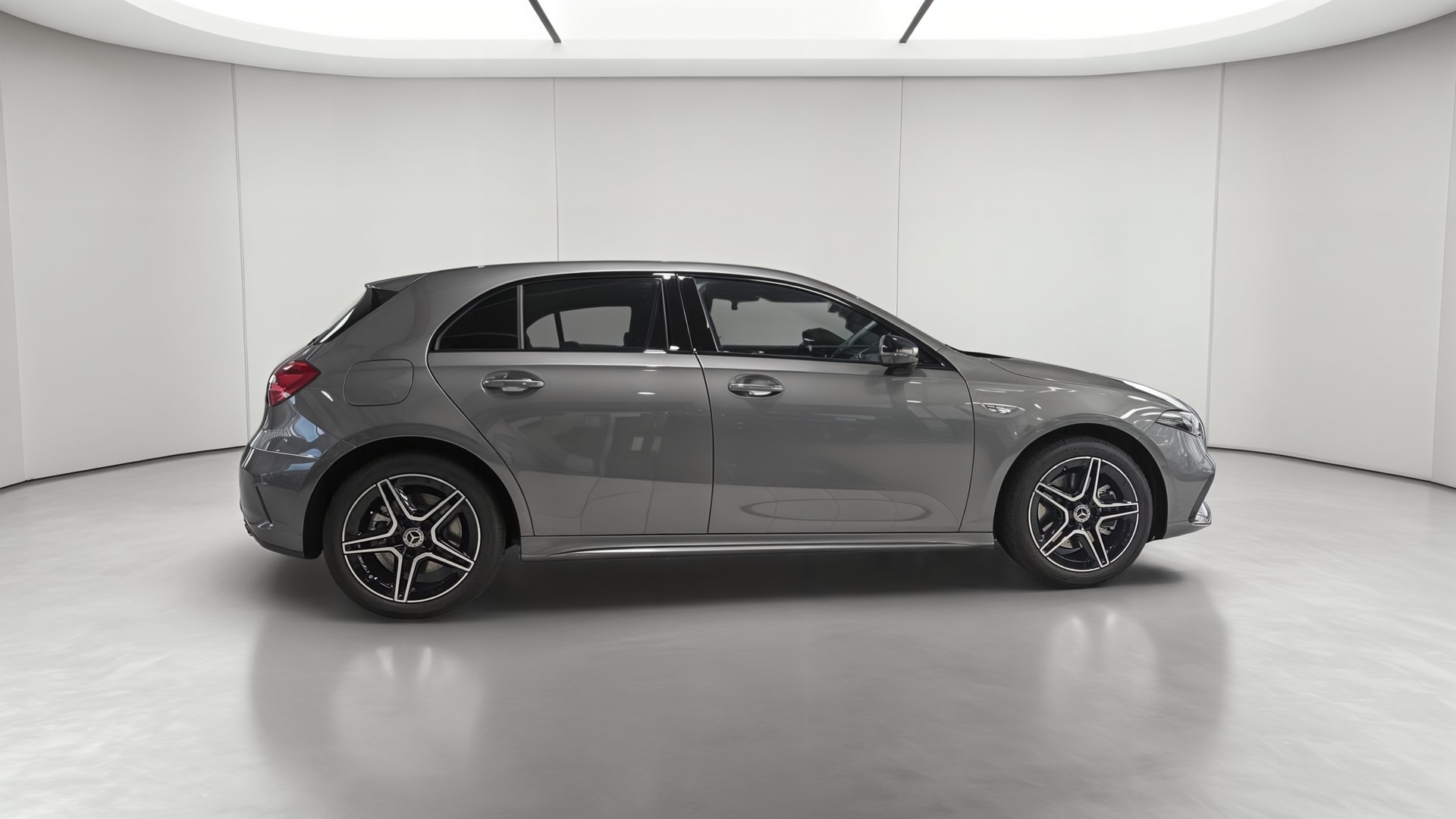 Mercedes-Benz Classe A 250 e Hybrid EQ AMG Line — Profil droit