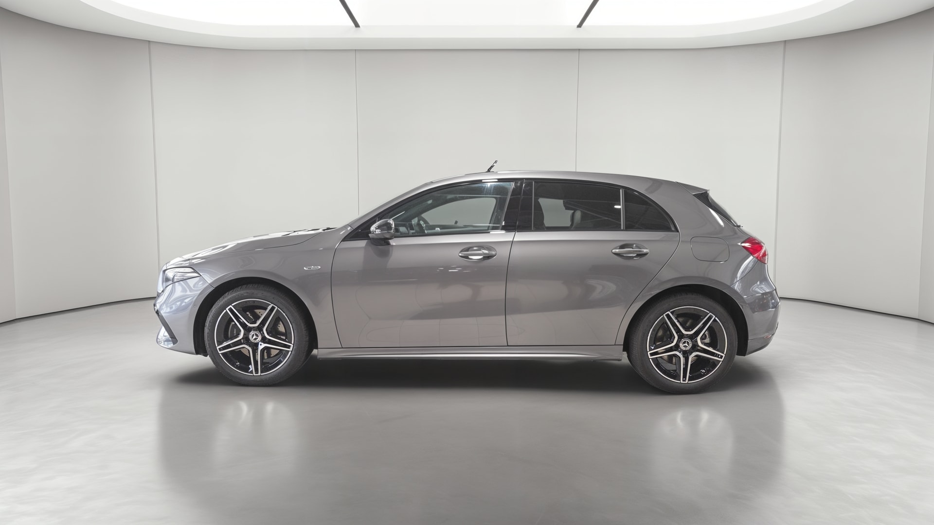 Mercedes-Benz Classe A 250 e Hybrid EQ AMG Line — Profil gauche
