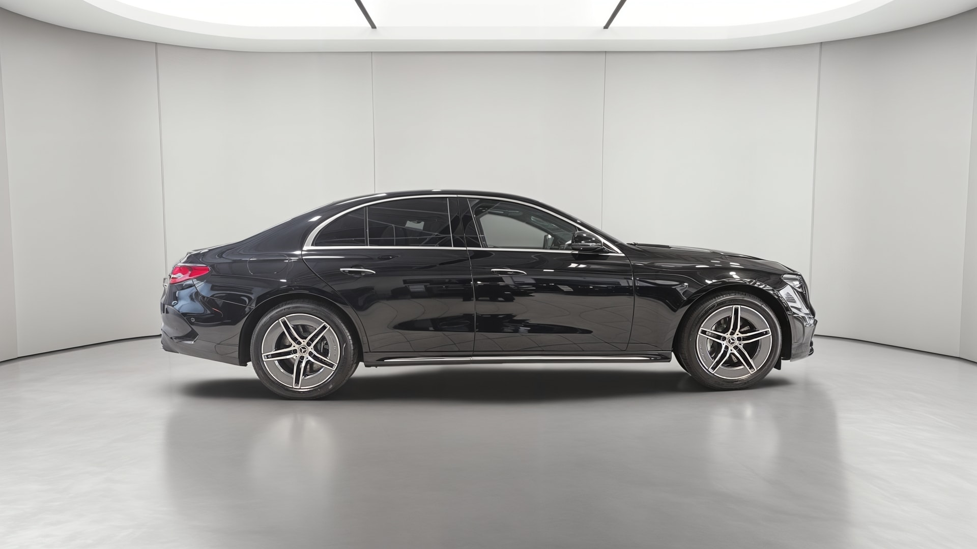 Mercedes-Benz Classe E 300 e Hybrid EQ 9G-Tronic AMG Line + — Profil droit