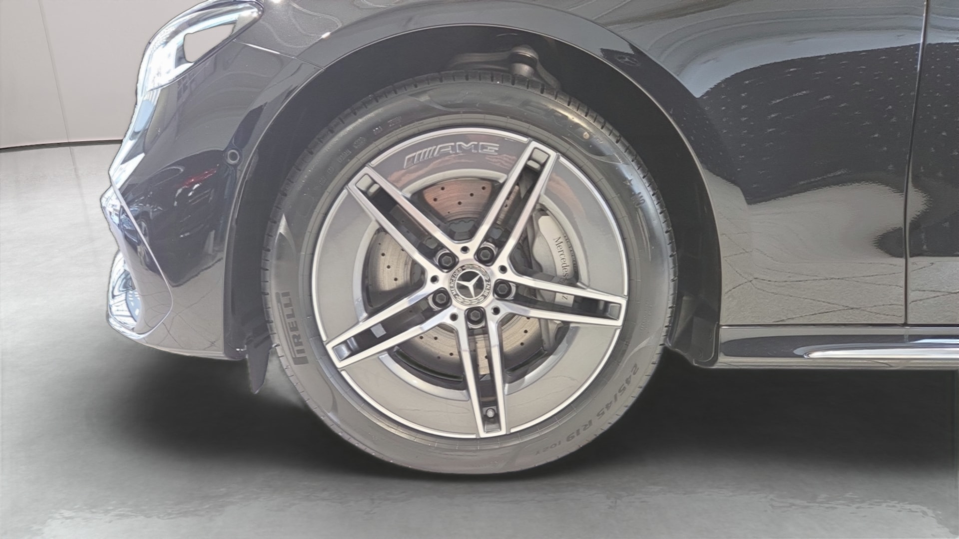 Mercedes-Benz Classe E 300 e Hybrid EQ 9G-Tronic AMG Line + — Pneu avant gauche