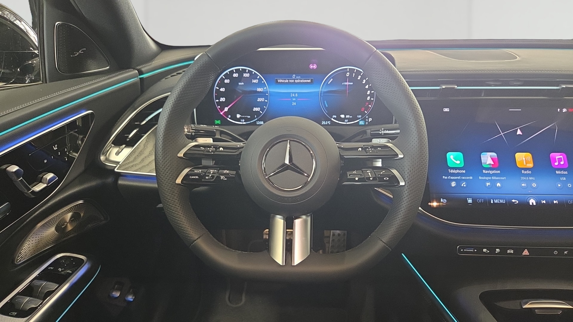 Mercedes-Benz Classe E 300 e Hybrid EQ 9G-Tronic AMG Line + — Poste de pilotage