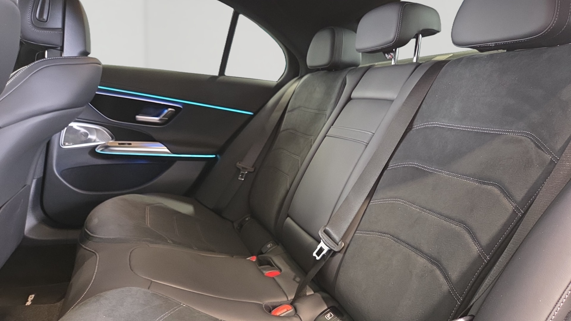 Mercedes-Benz Classe E 300 e Hybrid EQ 9G-Tronic AMG Line + — Siège arrière gauche