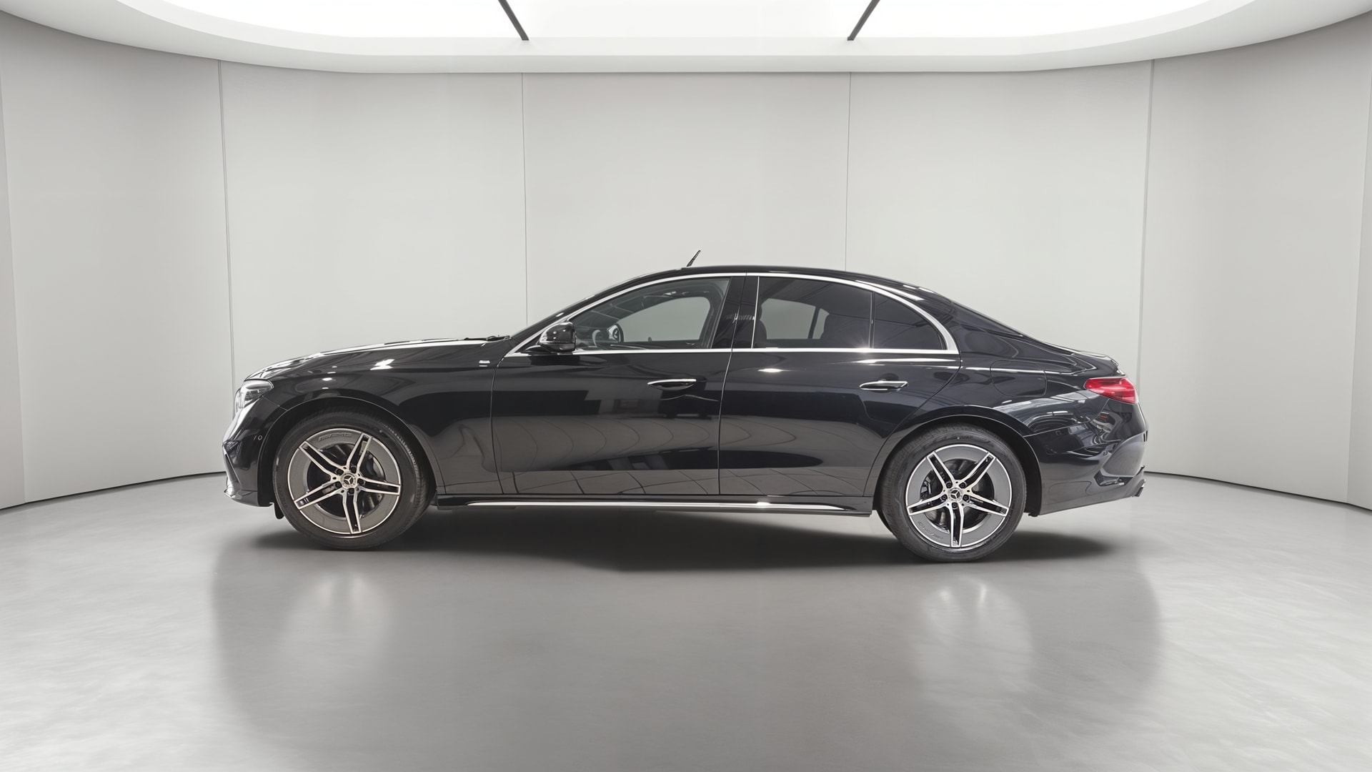Mercedes-Benz Classe E 300 e Hybrid EQ 9G-Tronic AMG Line + — Profil gauche