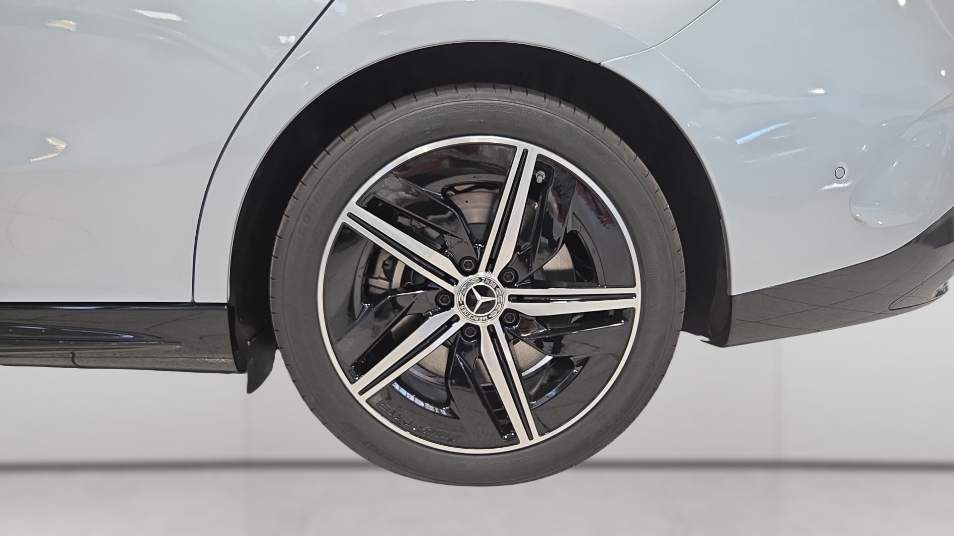 Mercedes-Benz CLA 250+ electrique Business Line — Jante avant gauche