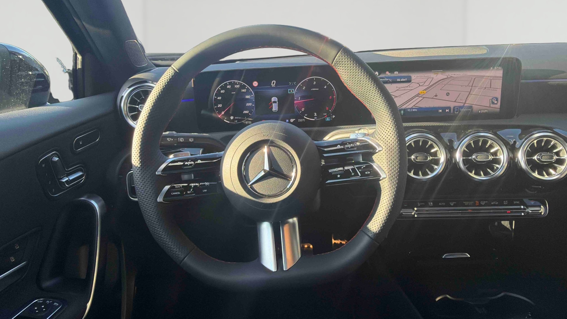 Mercedes-Benz Classe A 200 d AMG Line — Poste de pilotage