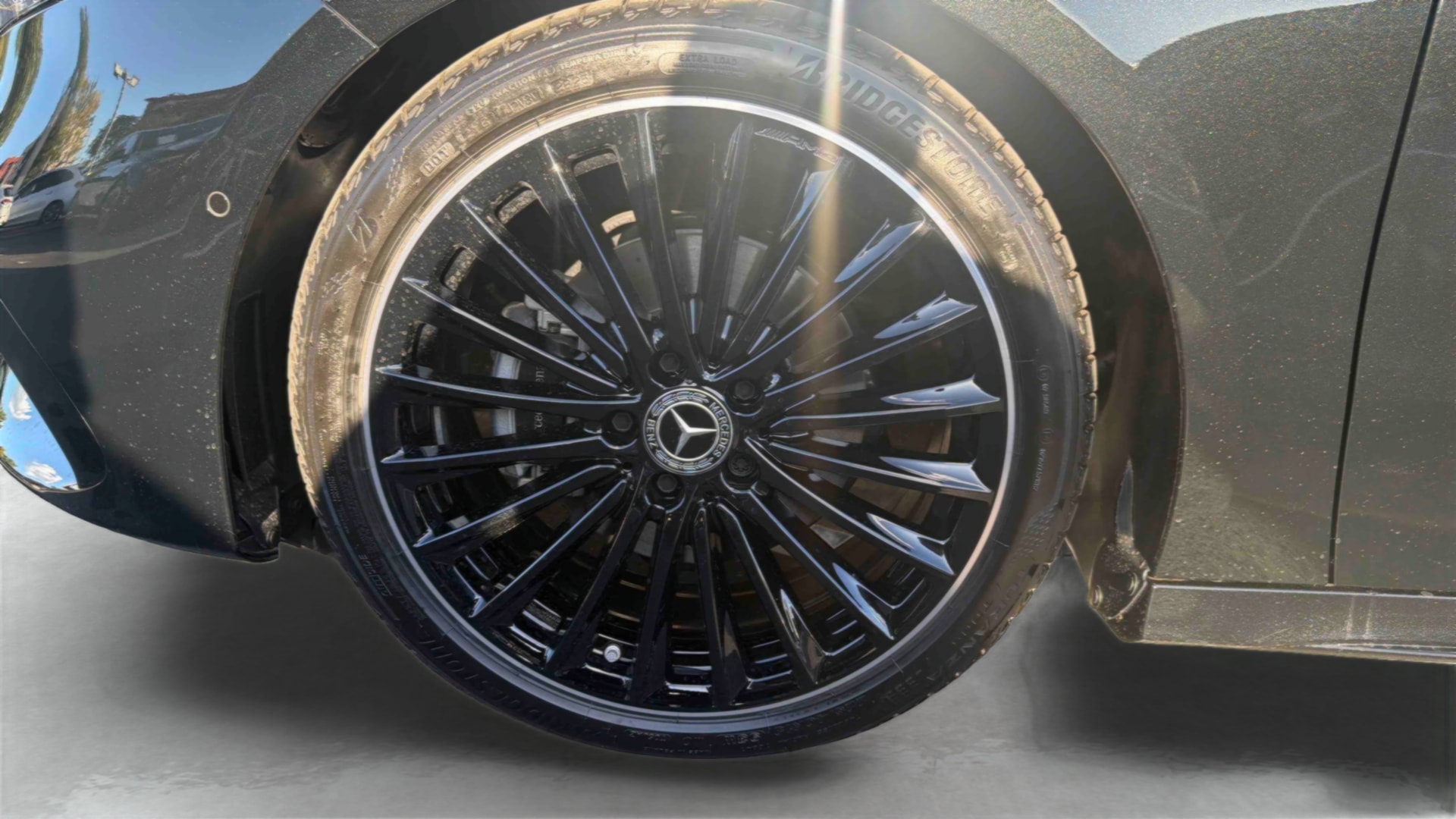Mercedes-Benz Classe A 200 d AMG Line — Pneu avant gauche