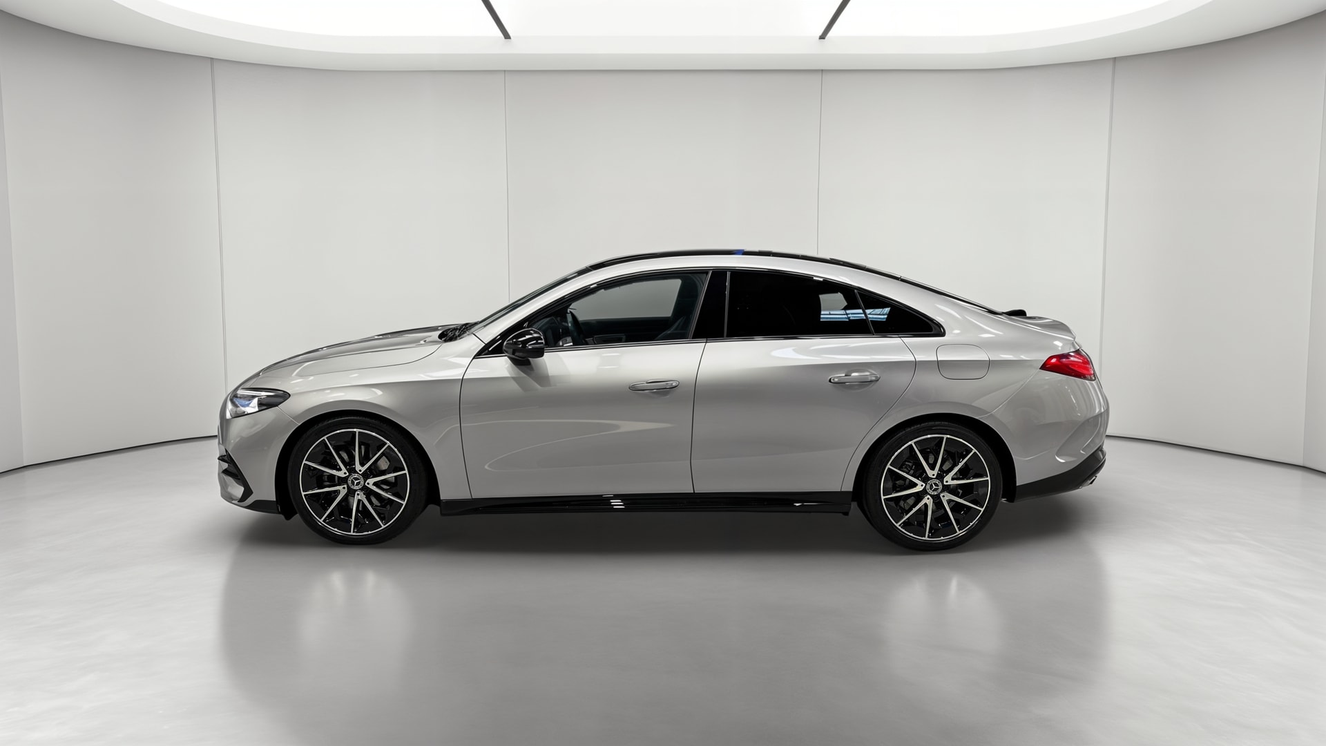 Mercedes-Benz CLA 200 8F-eDCT AMG Line — Profil gauche