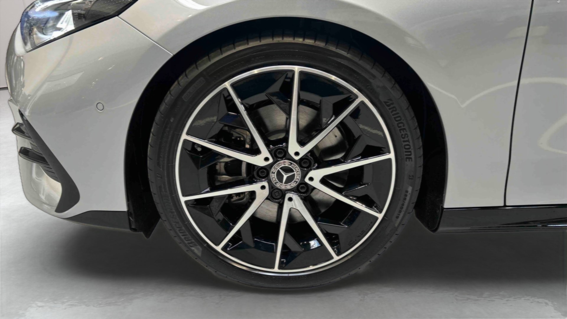 Mercedes-Benz CLA 200 8F-eDCT AMG Line — Pneu avant gauche