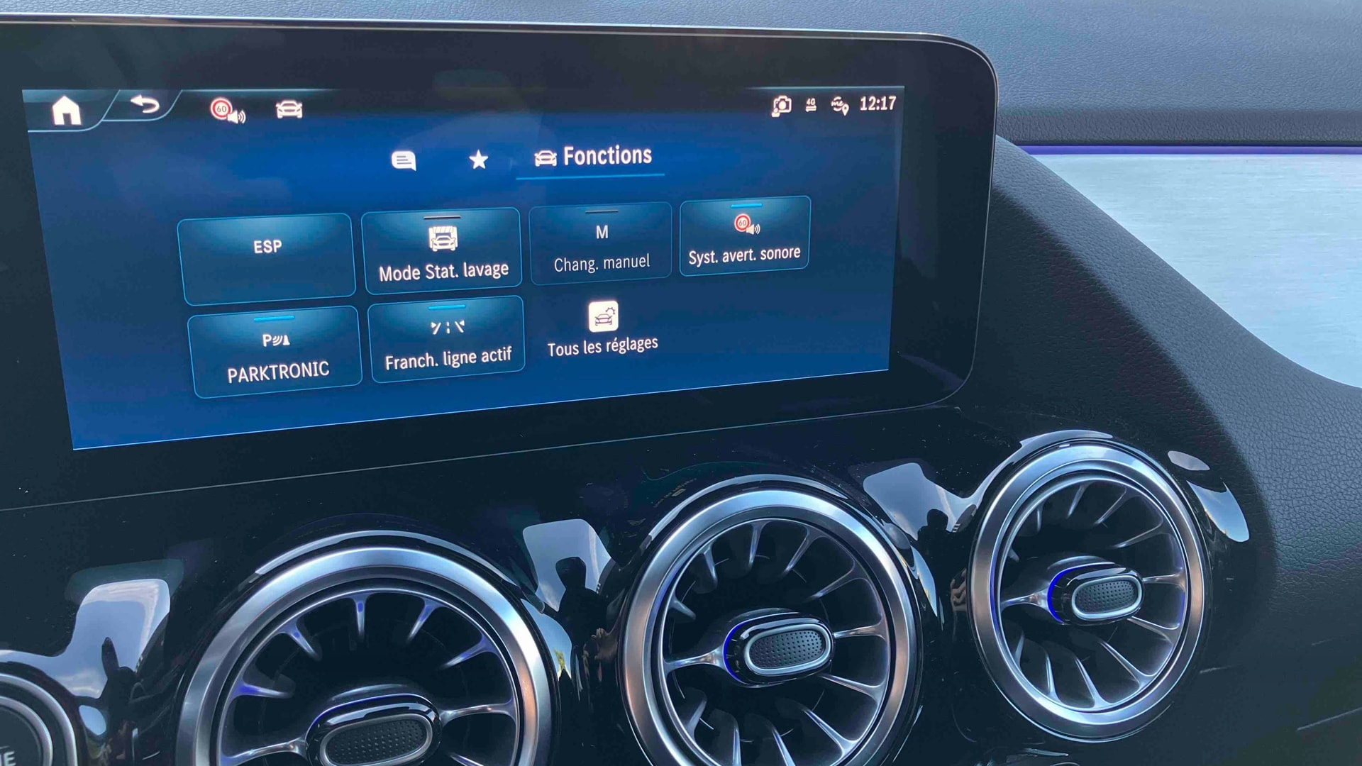 Mercedes-Benz GLA 250 e Hybrid EQ 8G-DCT Edition 140 — photo 20