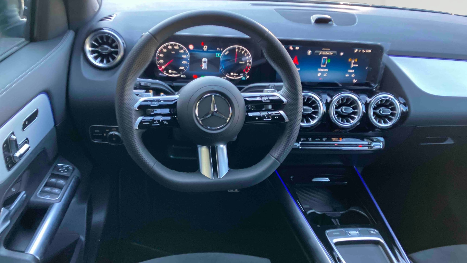 Mercedes-Benz GLA 250 e Hybrid EQ 8G-DCT Edition 140 — Poste de pilotage