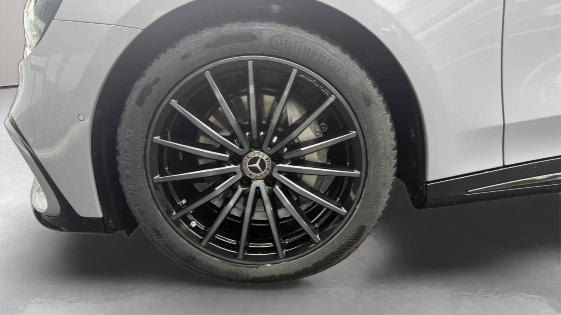 Mercedes-Benz Classe C 400 Electrique 4M AMG Line — Pneu avant gauche