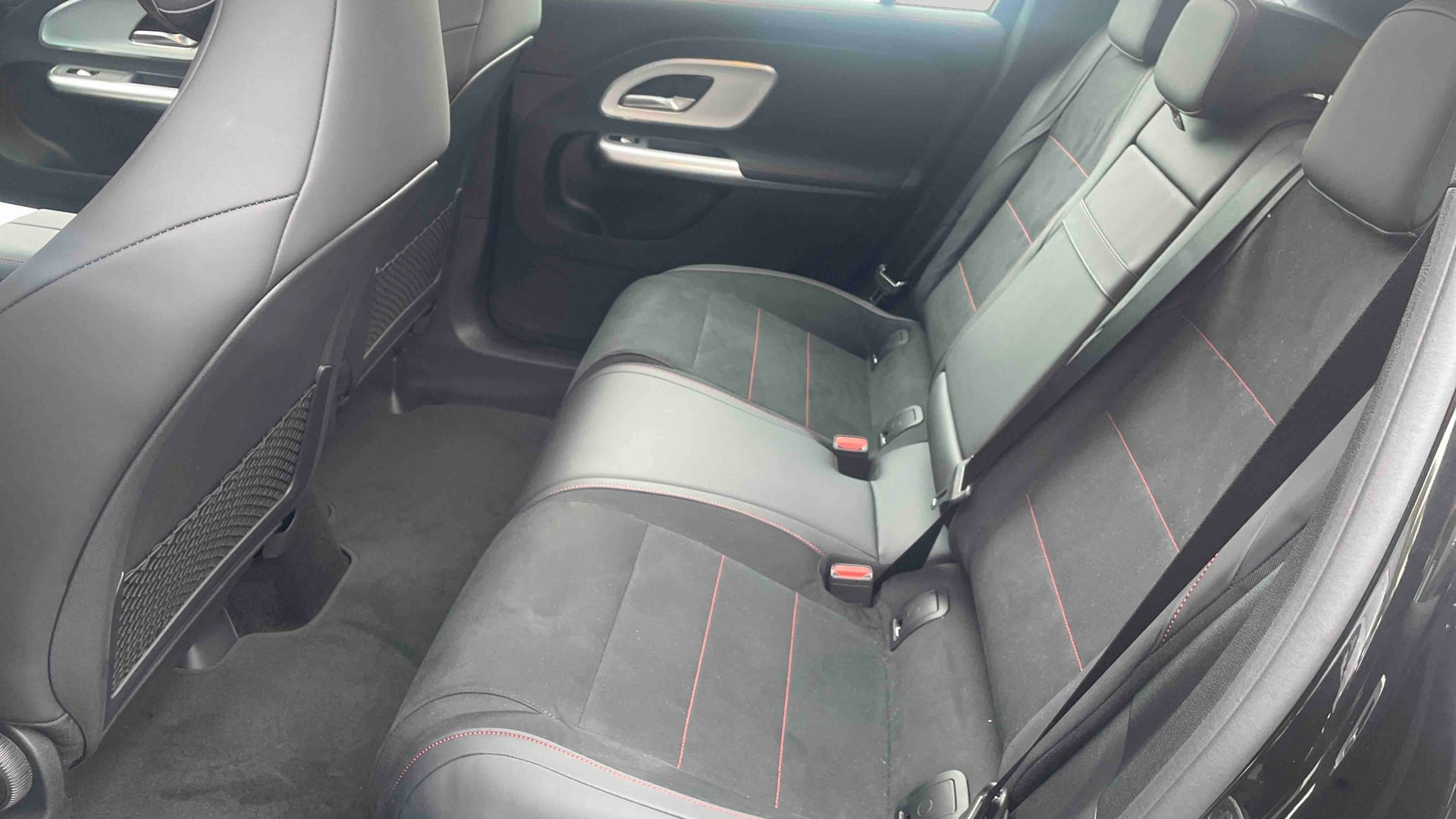 Mercedes-Benz GLB 200 electrique AMG Line — Siège arrière gauche