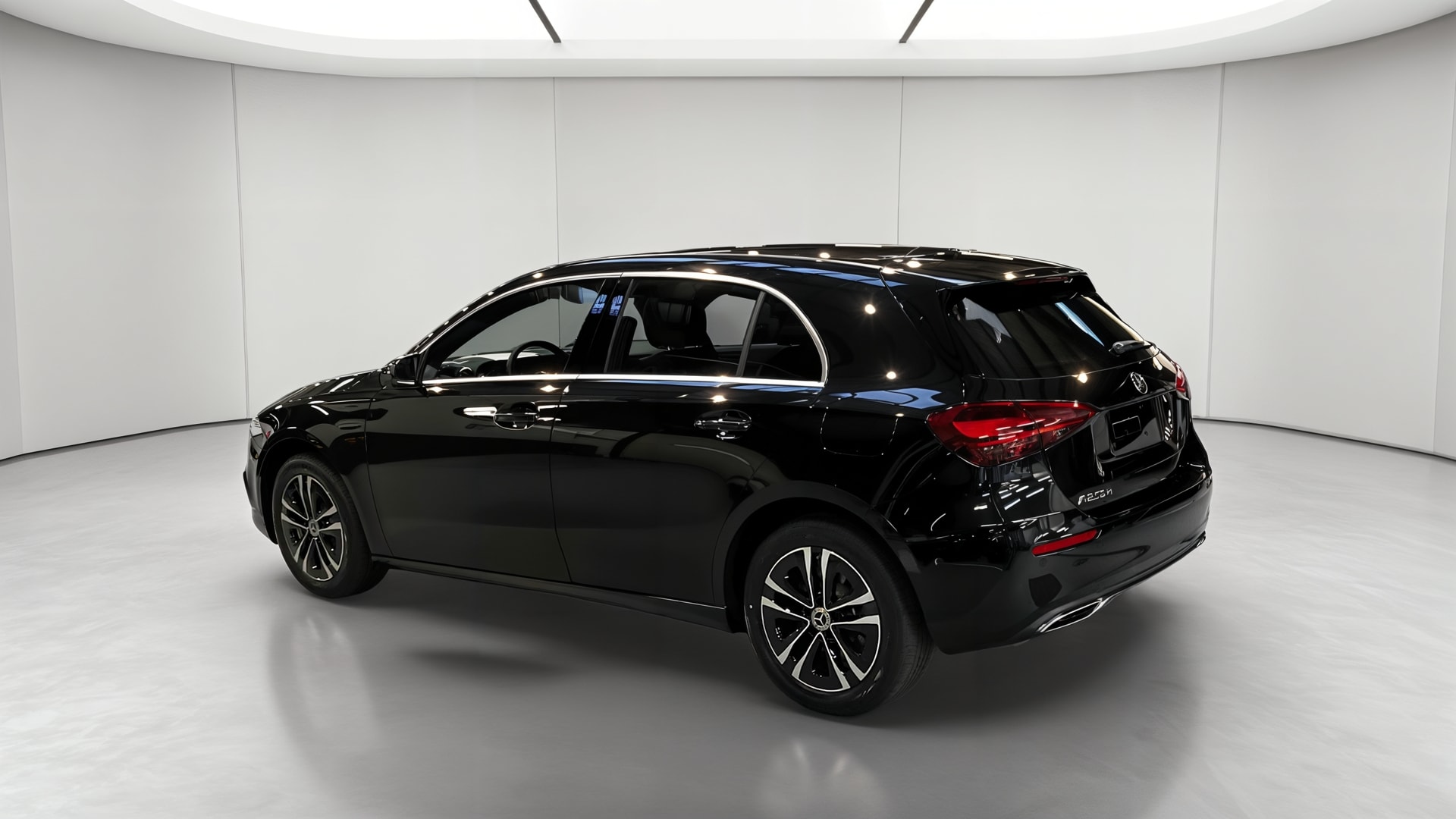 Mercedes-Benz Classe A 250 e 8G-DCT Business Line — 3/4 arrière droit