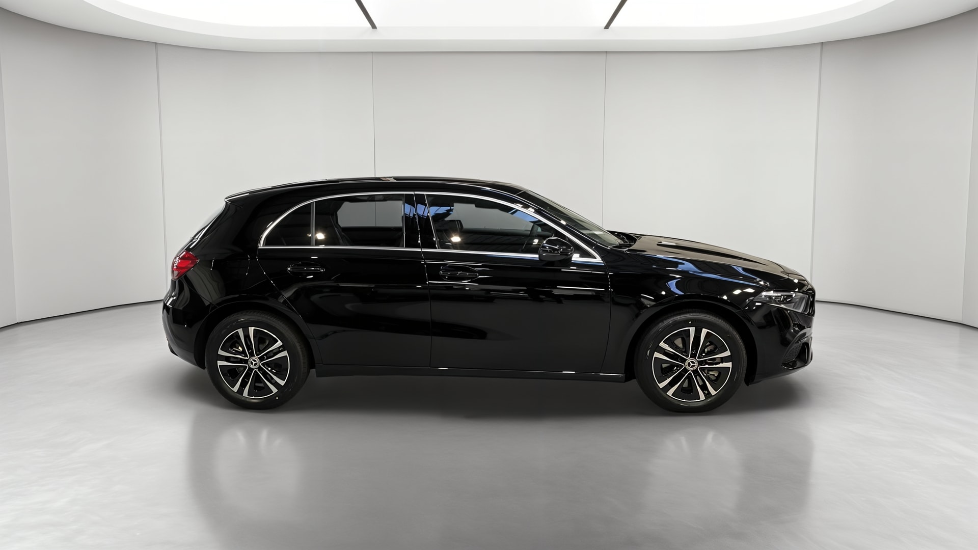 Mercedes-Benz Classe A 250 e 8G-DCT Business Line — Profil gauche