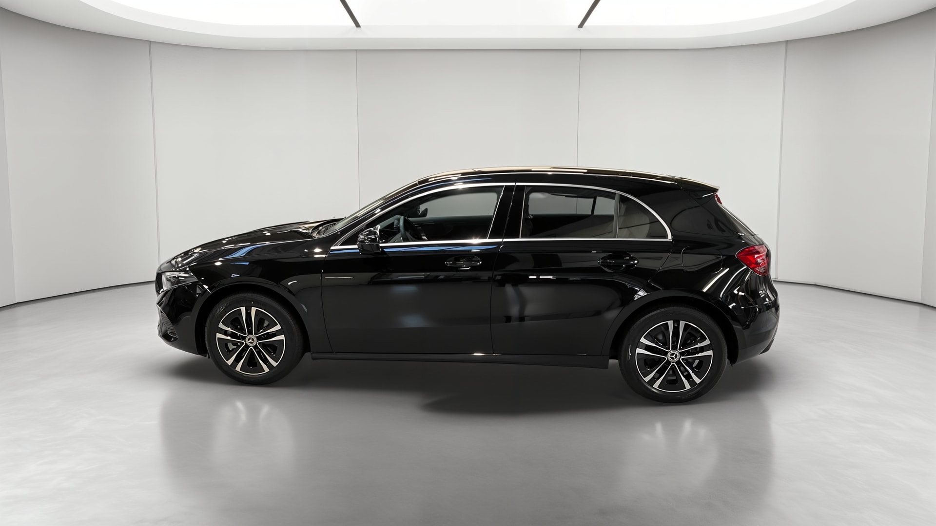 Mercedes-Benz Classe A 250 e 8G-DCT Business Line — Profil droit