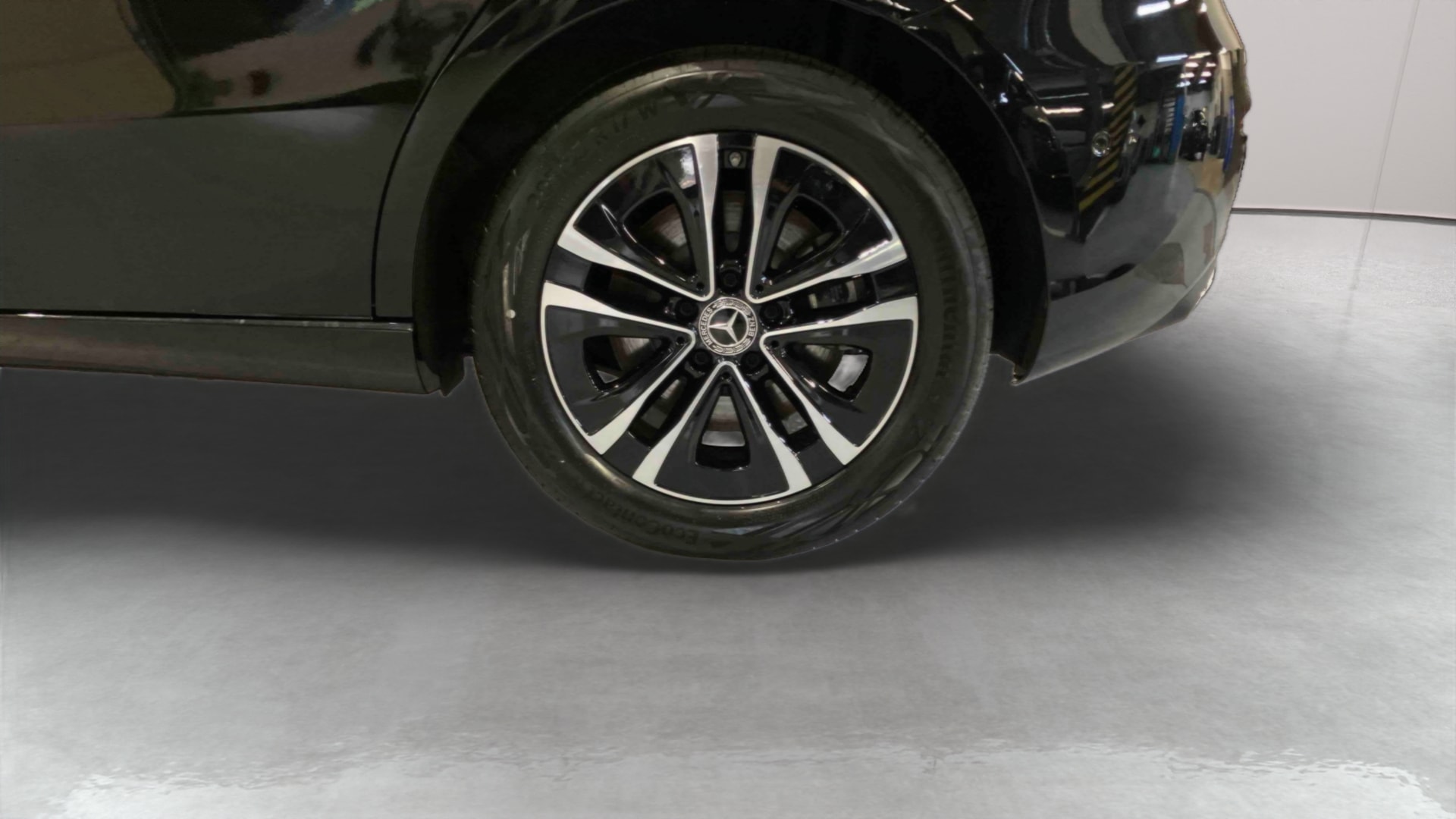 Mercedes-Benz Classe A 250 e 8G-DCT Business Line — Pneu avant gauche