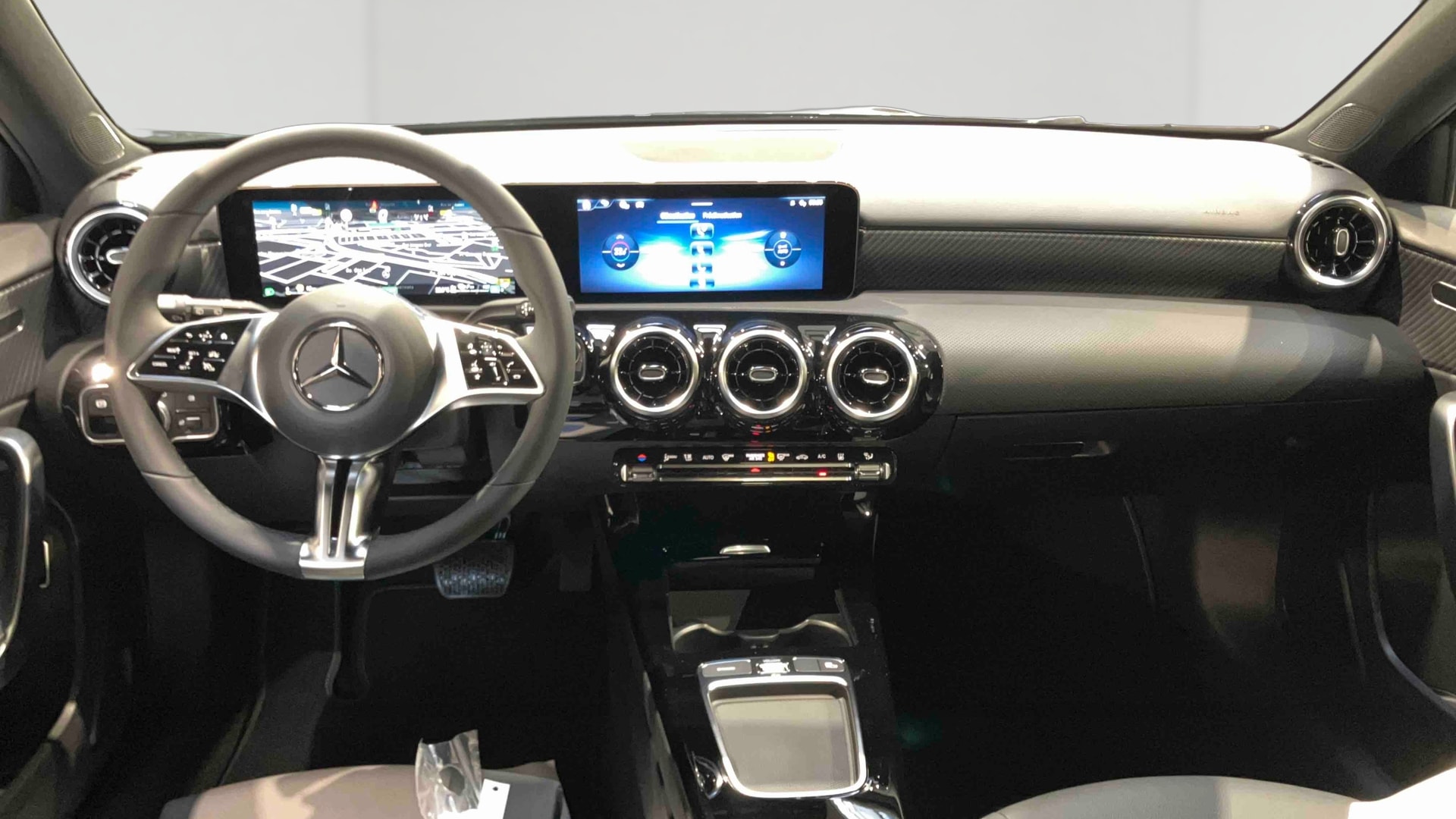 Mercedes-Benz Classe A 250 e 8G-DCT Business Line — Planche de bord