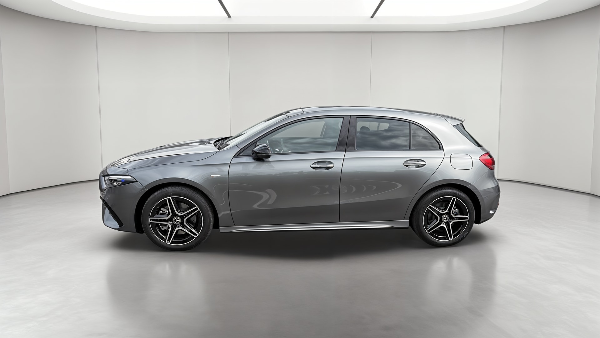 Mercedes-Benz Classe A 250 e Hybrid EQ AMG Line — Profil gauche