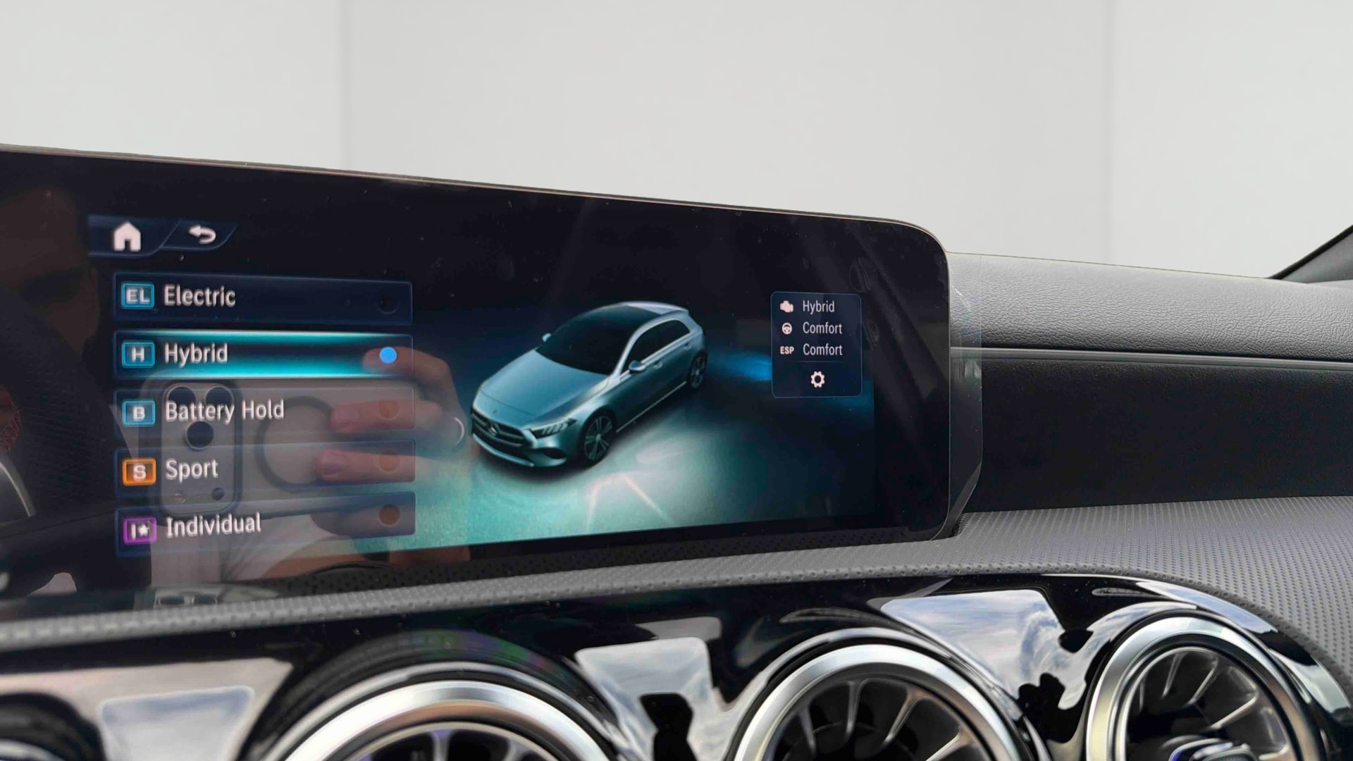 Mercedes-Benz Classe A 250 e Hybrid EQ AMG Line — photo 16