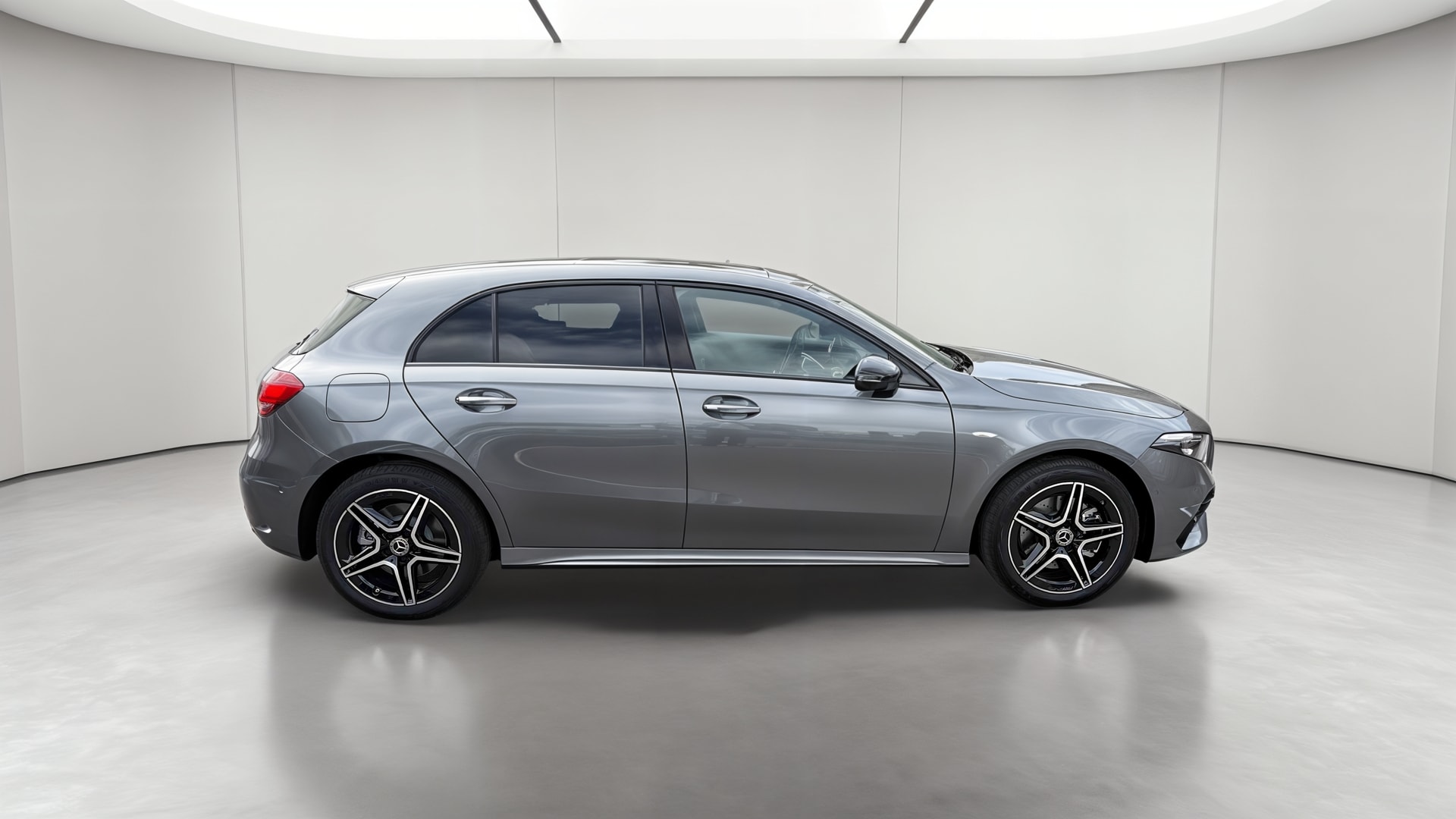 Mercedes-Benz Classe A 250 e Hybrid EQ AMG Line — Profil droit