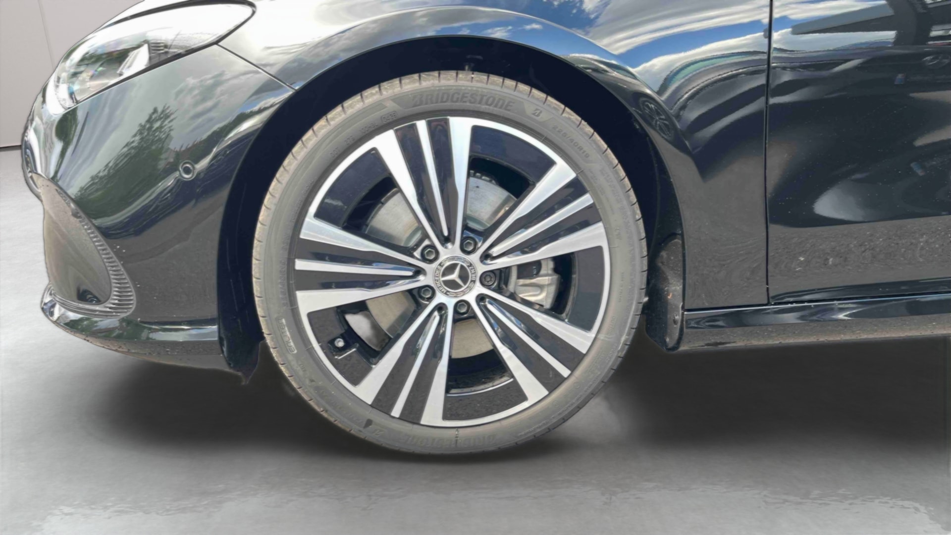 Mercedes-Benz CLA 250+ avec technologie EQ Business Edition — Pneu avant gauche