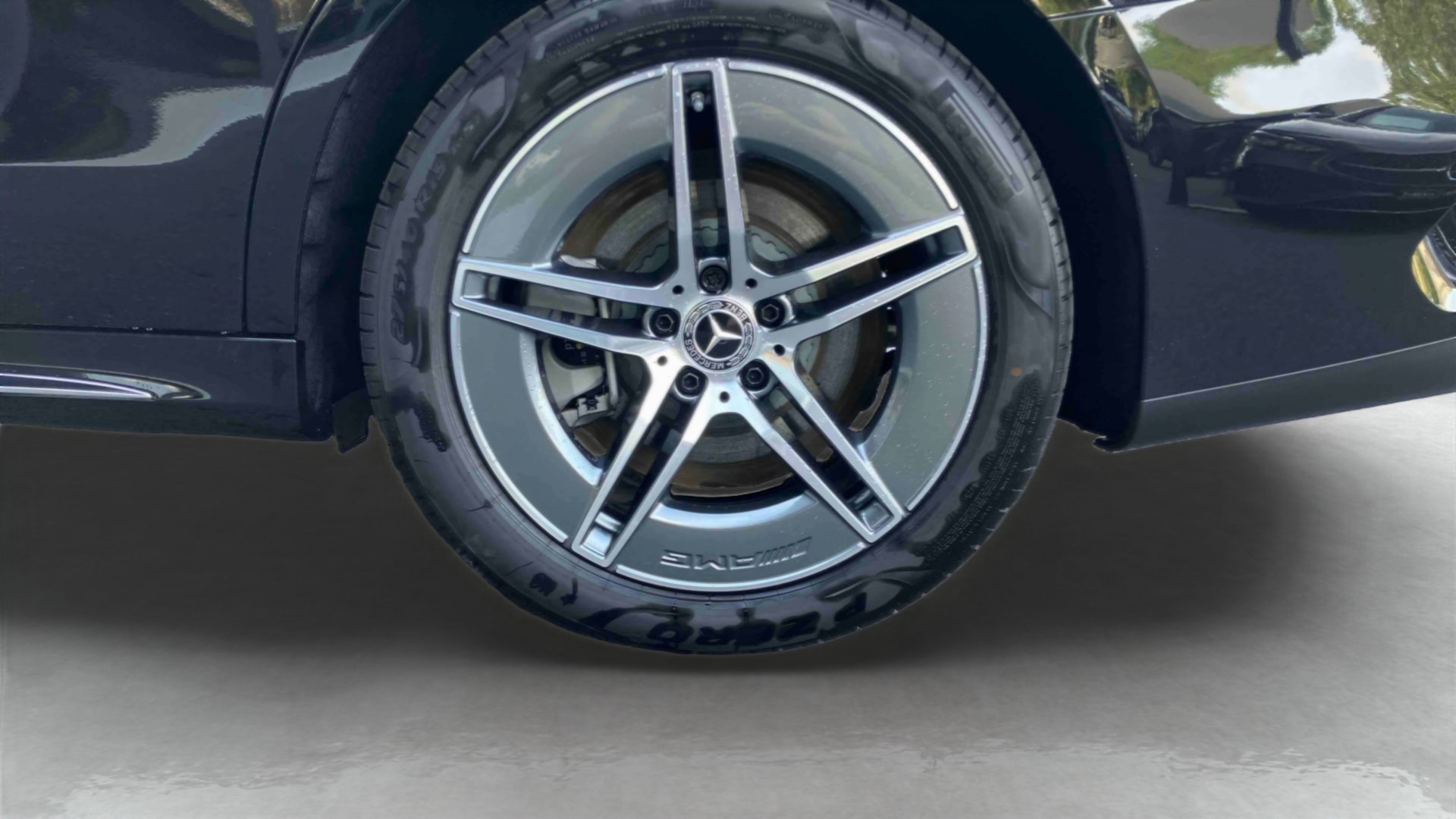 Mercedes-Benz Classe E 300 e Hybrid EQ 9G-Tronic AMG Line — Pneu avant gauche