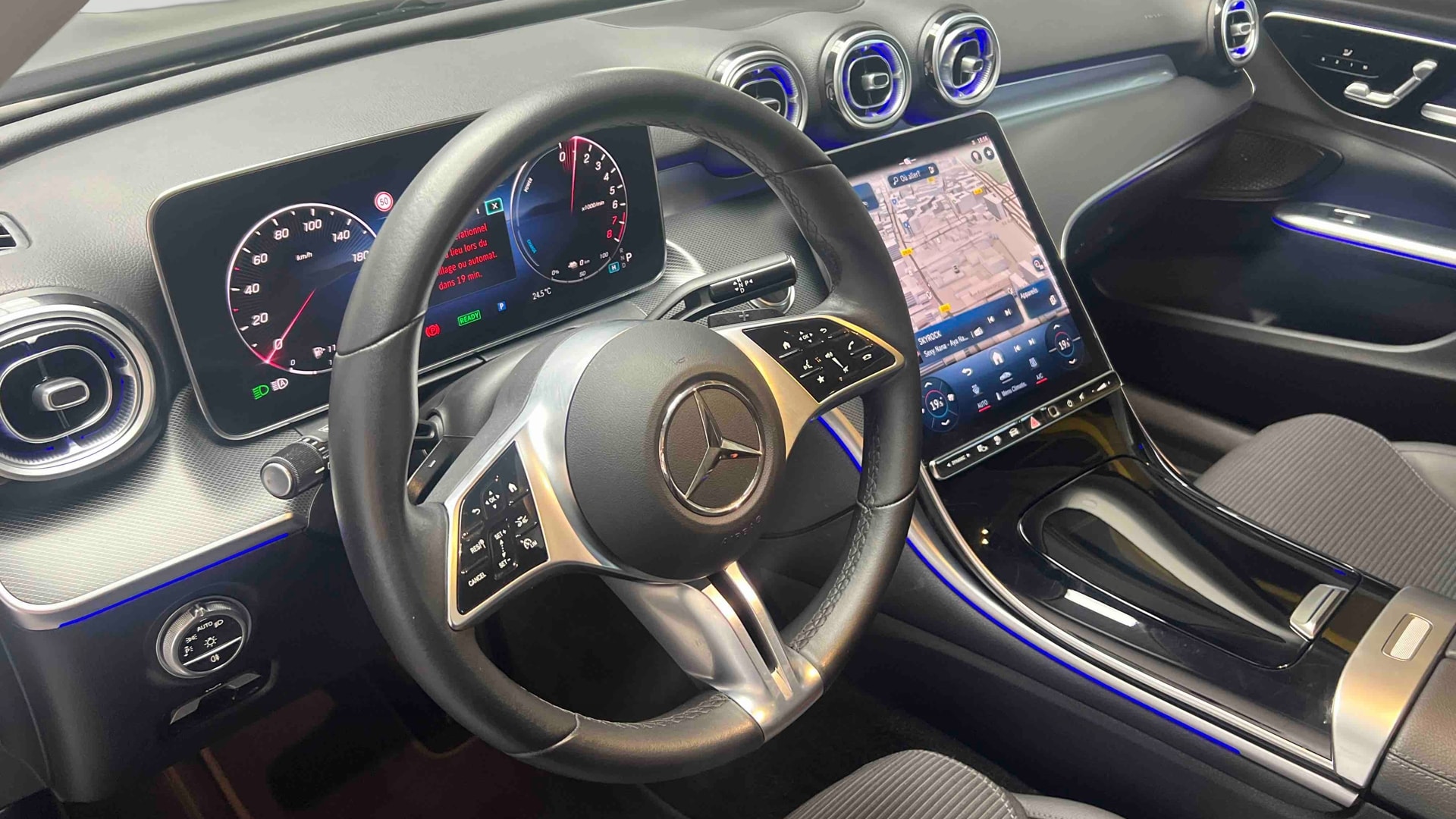 Mercedes-Benz Classe C 300 e 9G-Tronic e-Hybrid EQ Avantgarde Line — Poste de pilotage