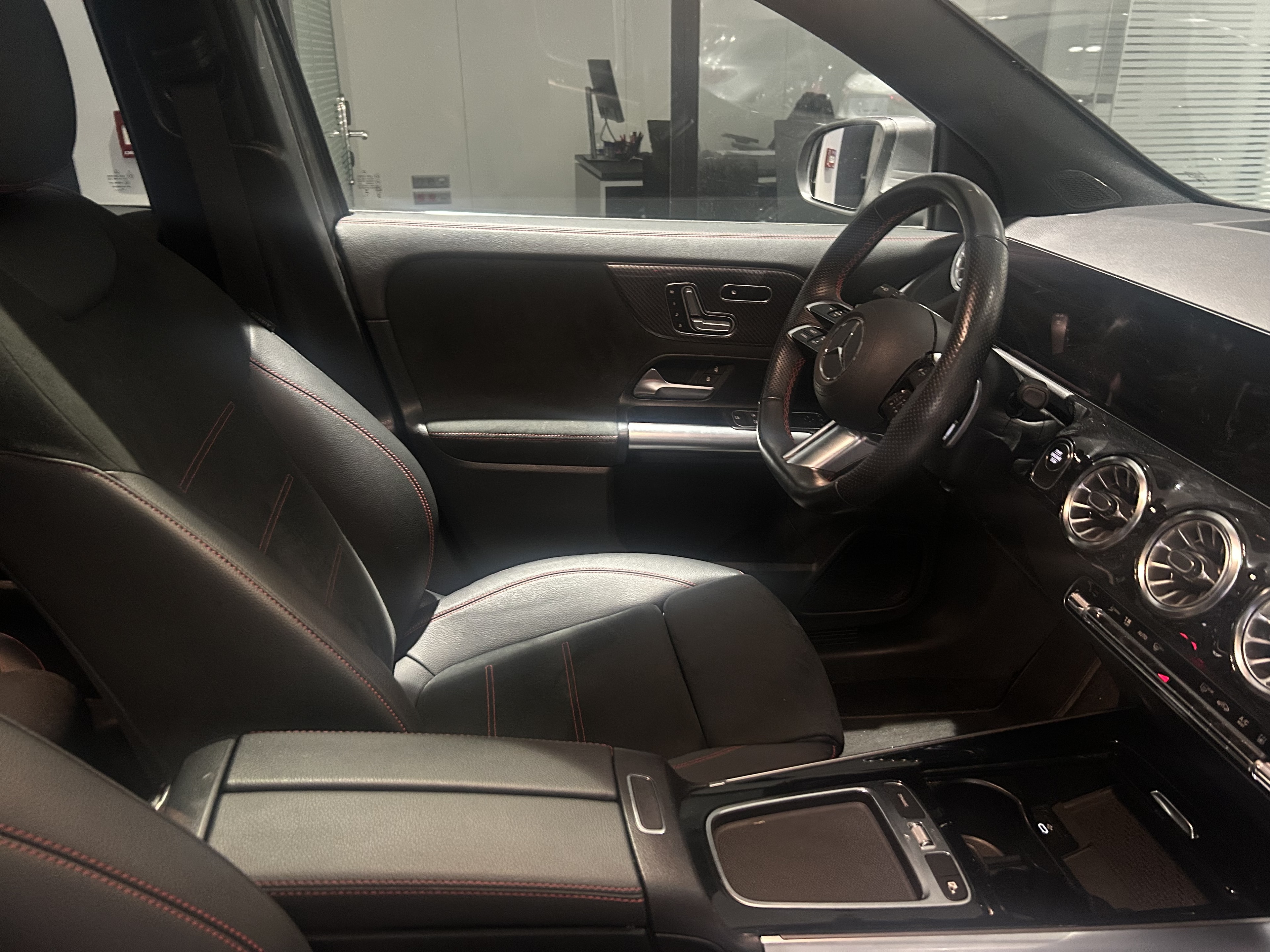 Mercedes-Benz GLA 250 e 8G-DCT AMG Line — Profil droit