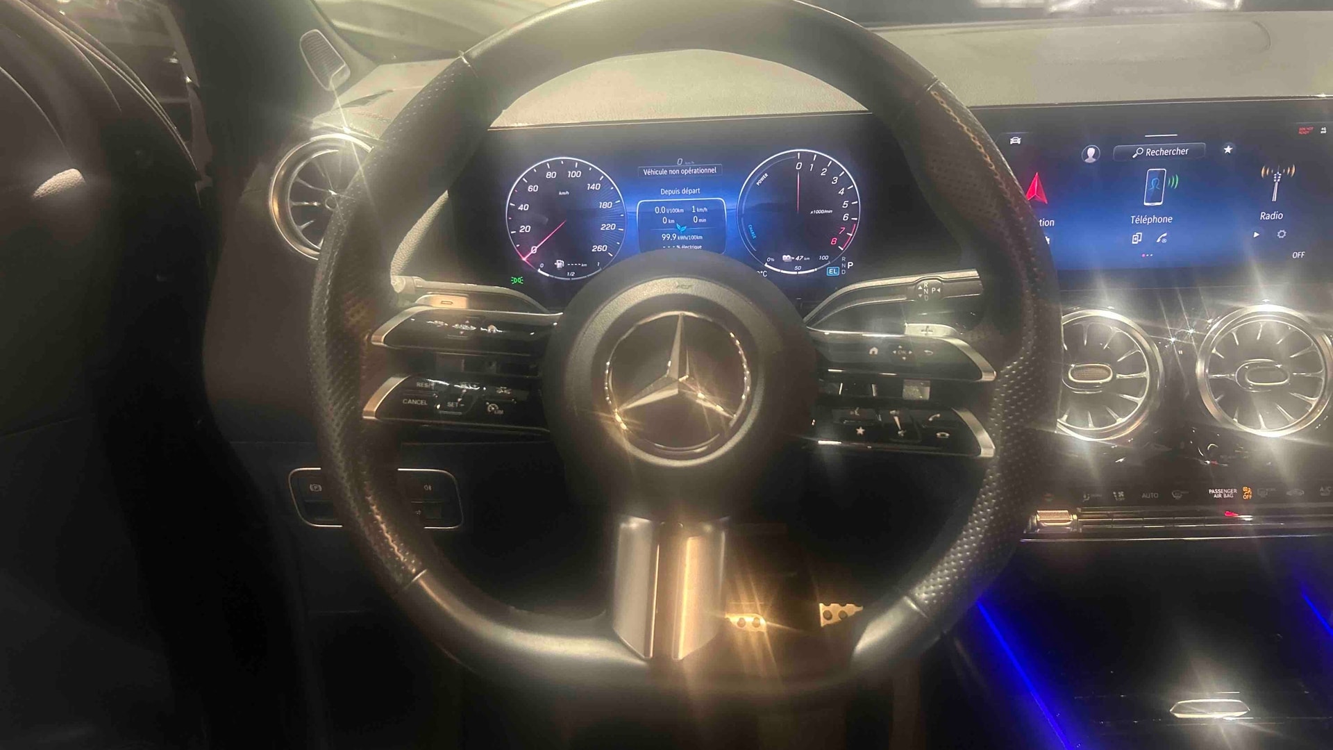 Mercedes-Benz GLA 250 e 8G-DCT AMG Line — Poste de pilotage