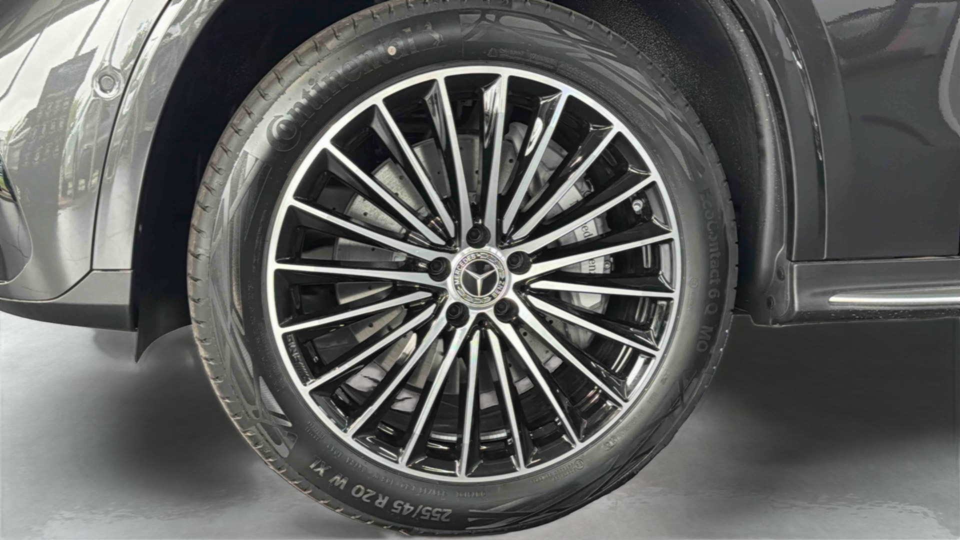 Mercedes-Benz GLC 300 e Hybrid EQ 4Matic AMG Line + — Pneu avant gauche