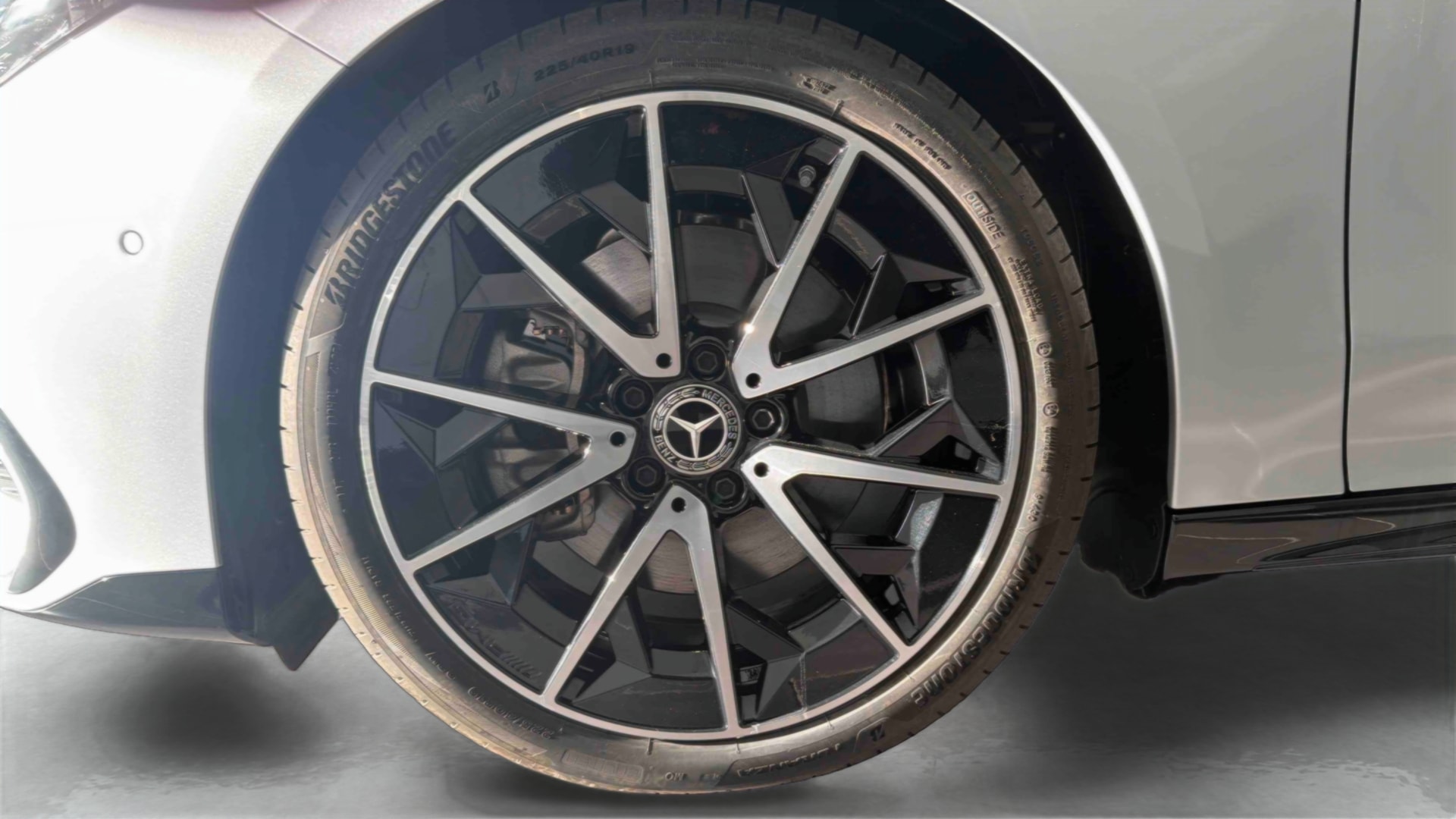 Mercedes-Benz CLA 200 8F-eDCT Business Line Executive — Pneu avant gauche