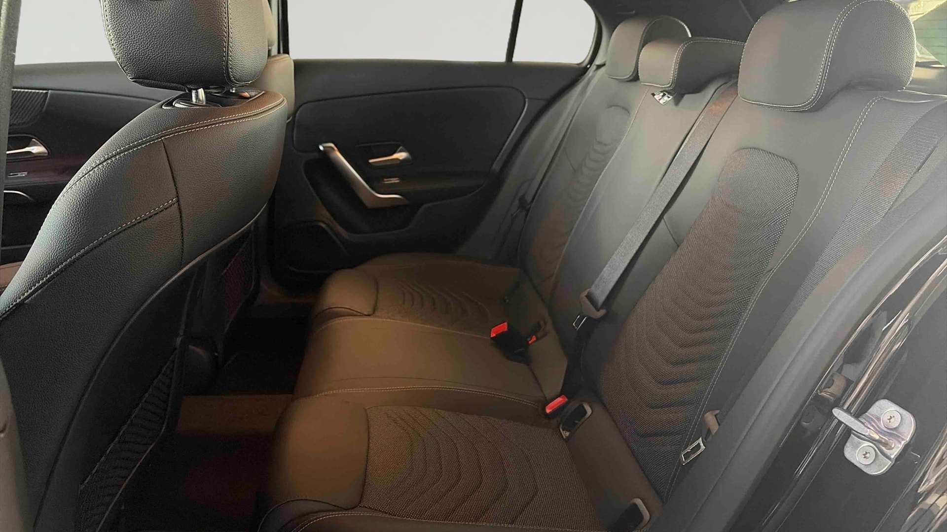 Mercedes-Benz Classe A 250 e Hybrid EQ Business Line — Siège arrière gauche
