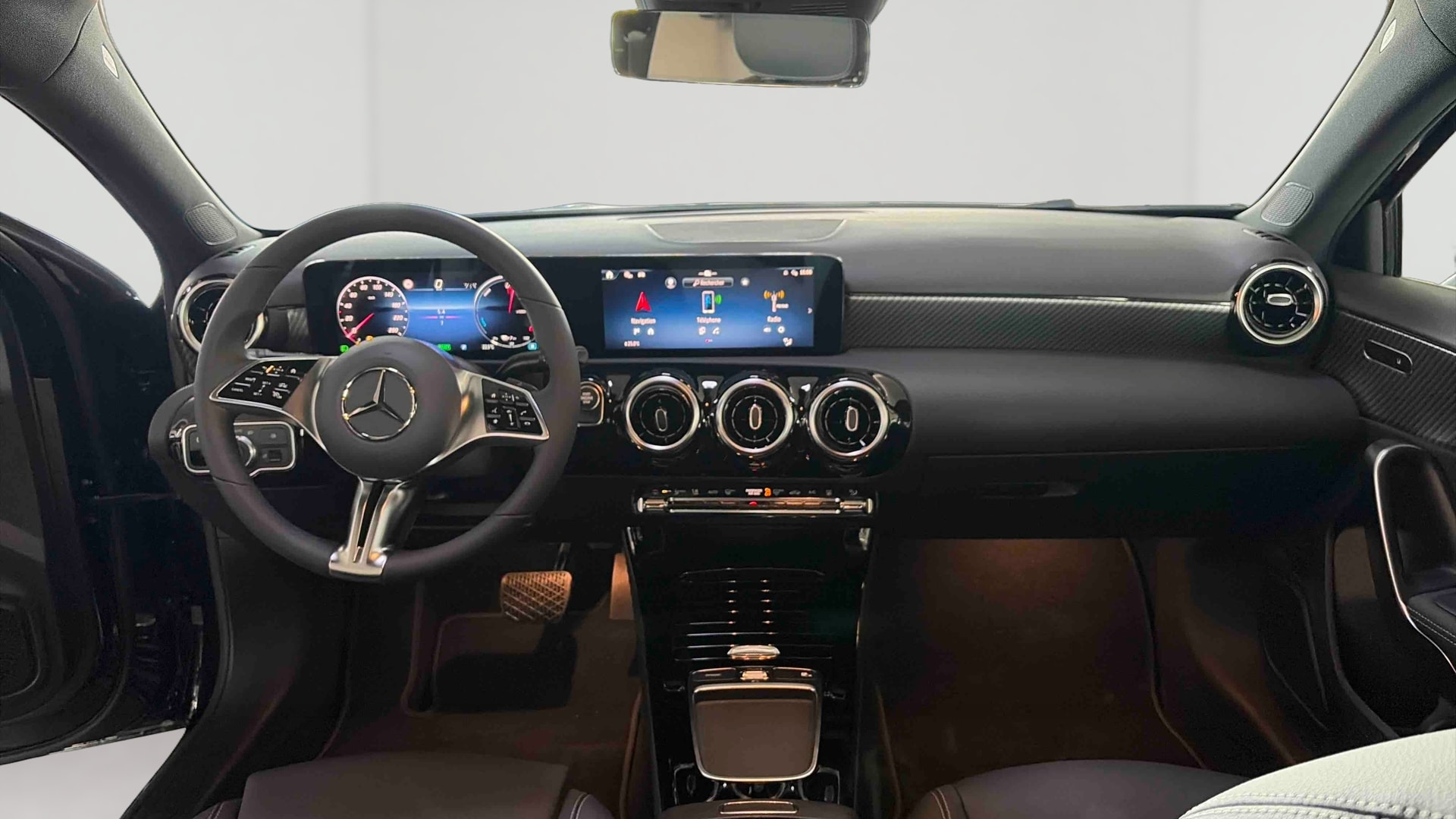 Mercedes-Benz Classe A 250 e Hybrid EQ Business Line — Planche de bord