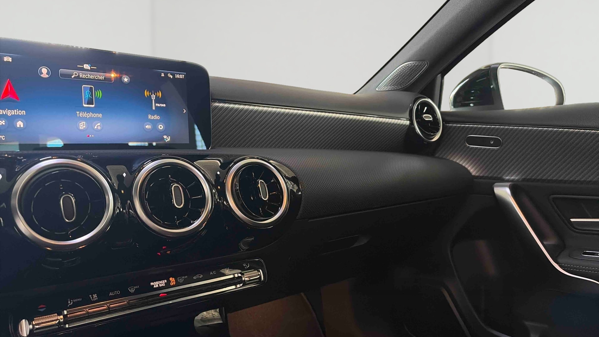 Mercedes-Benz Classe A 250 e Hybrid EQ Business Line — Console centrale - GPS