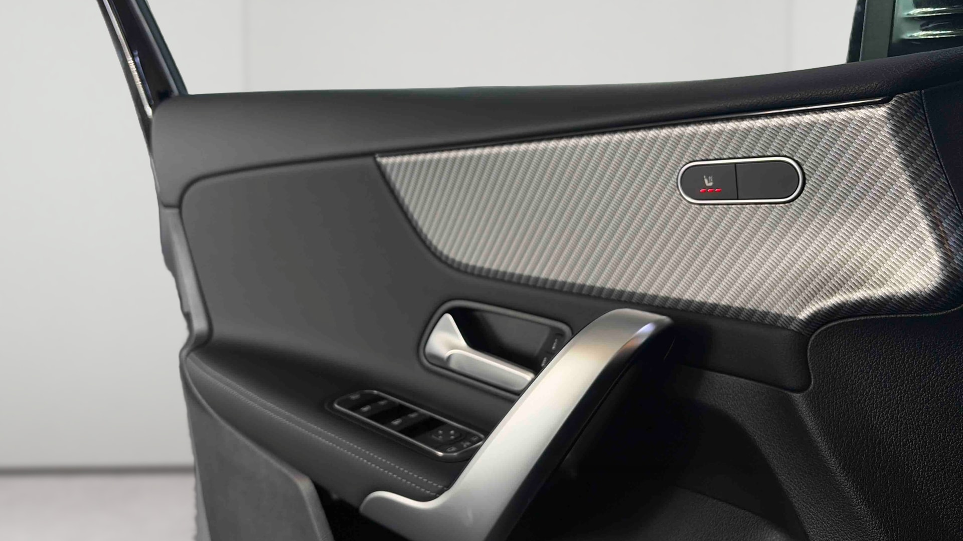 Mercedes-Benz Classe A 250 e Hybrid EQ Business Line — Console centrale - Caméra de recul