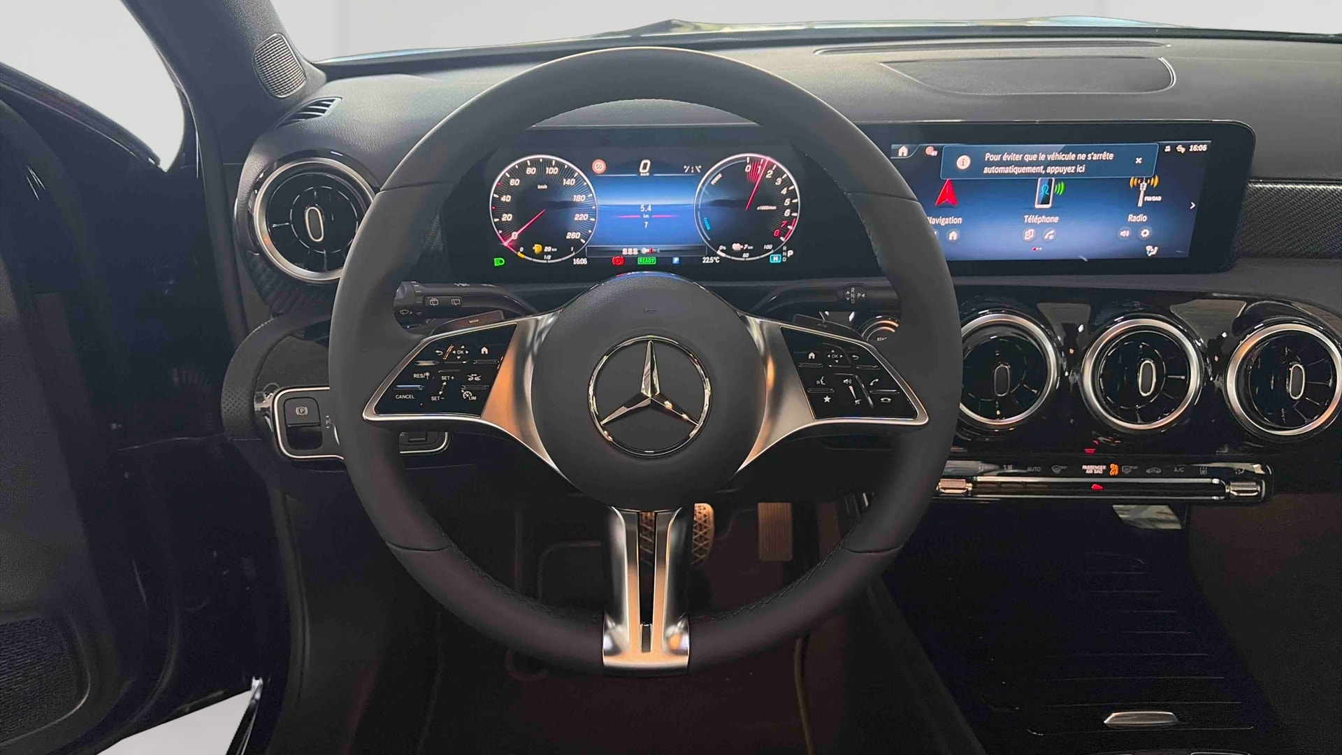 Mercedes-Benz Classe A 250 e Hybrid EQ Business Line — Poste de pilotage