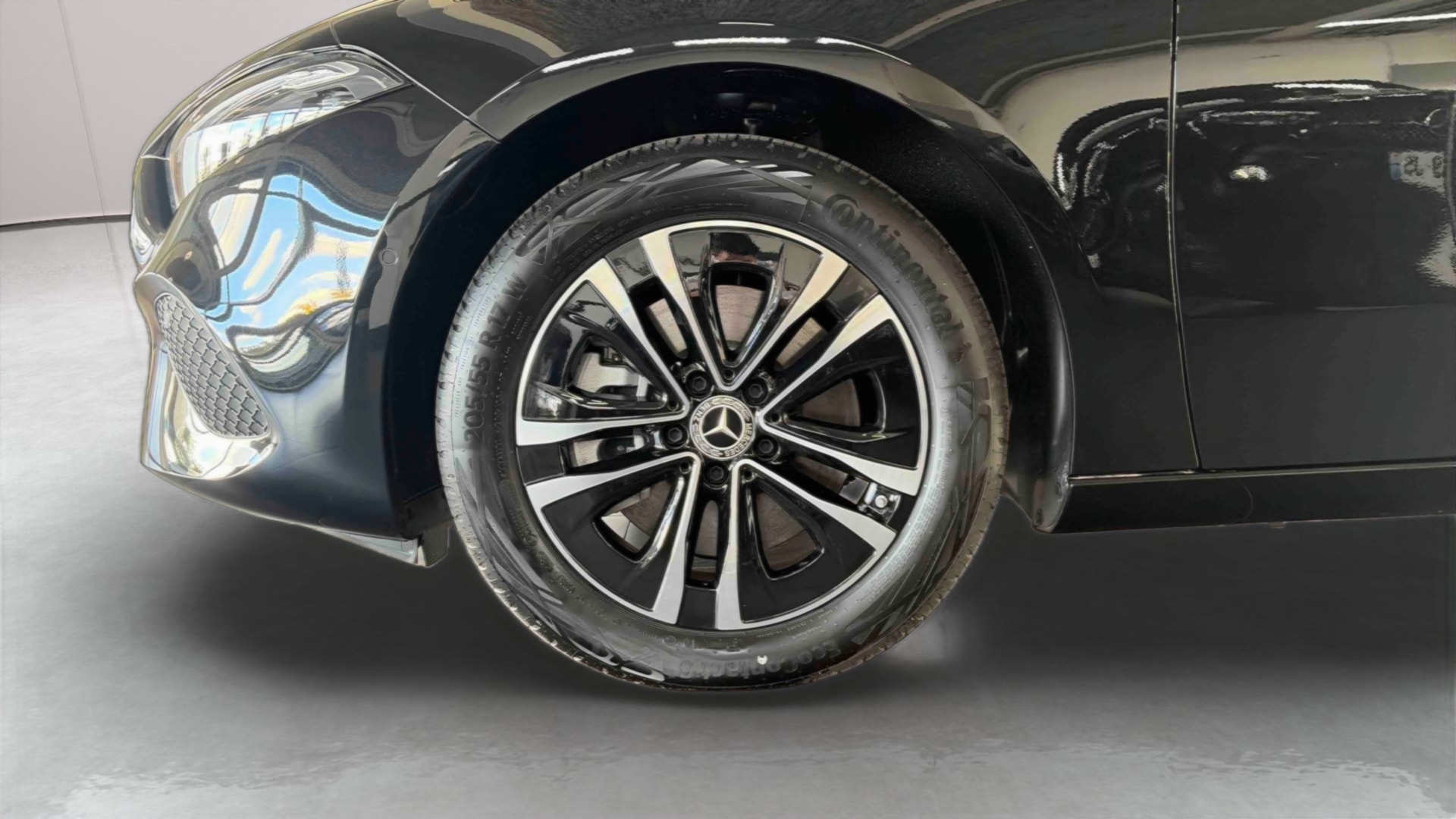 Mercedes-Benz Classe A 250 e Hybrid EQ Business Line — Pneu avant gauche