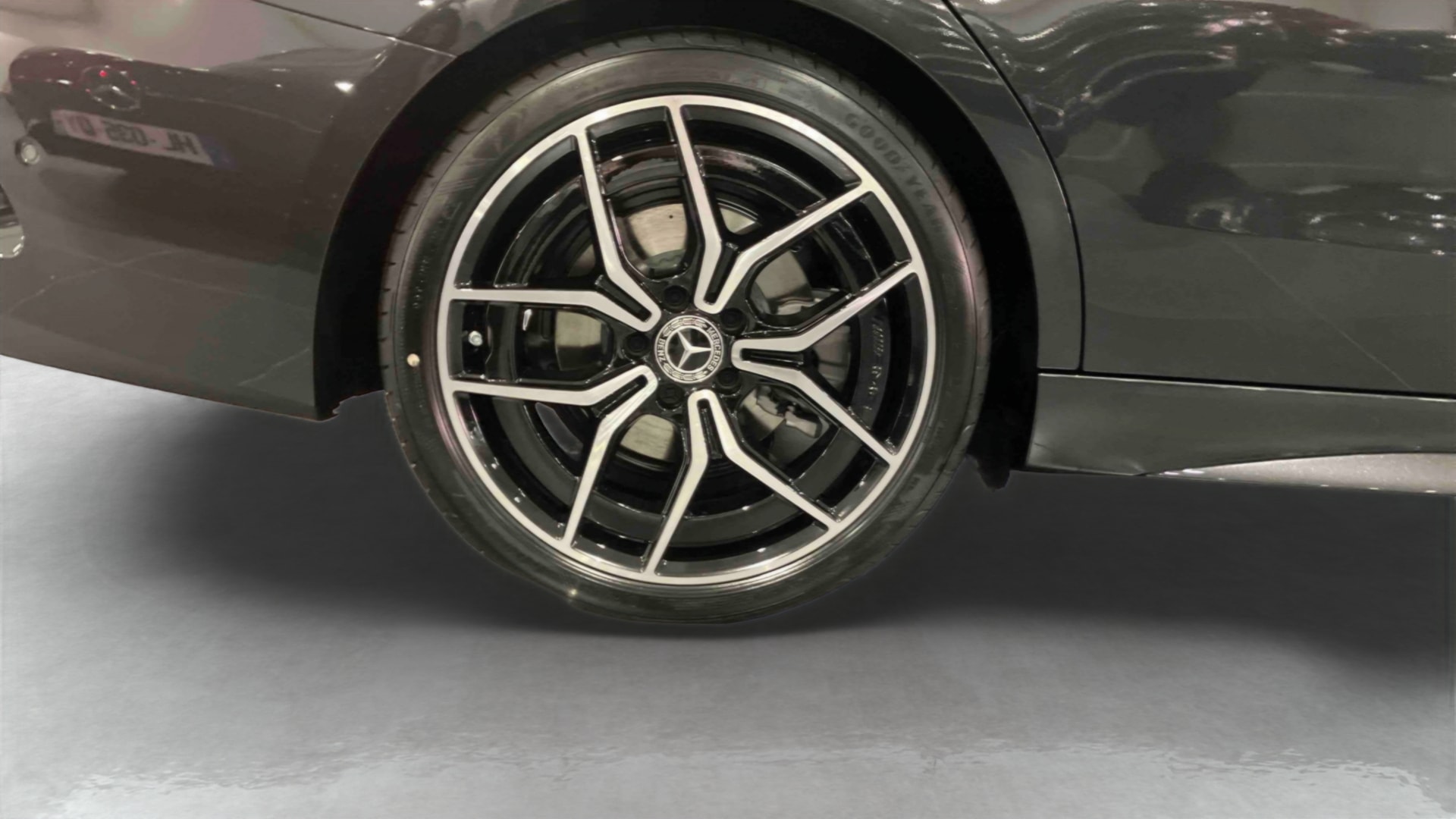 Mercedes-Benz Classe C 200 d 9G-Tronic AMG Line — Pneu avant gauche