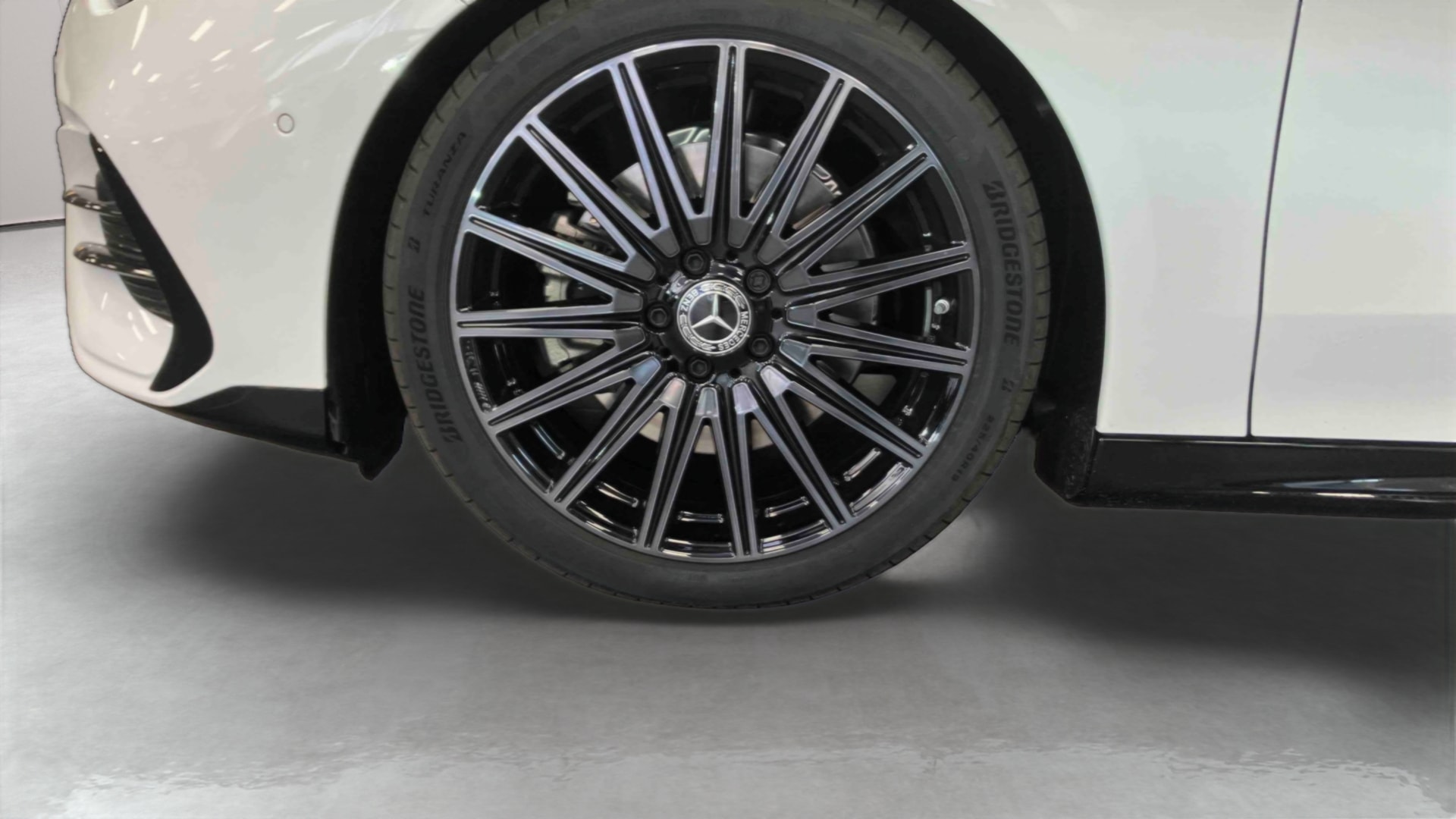 Mercedes-Benz CLA Shooting Brake 200 AMG Line — Pneu avant gauche
