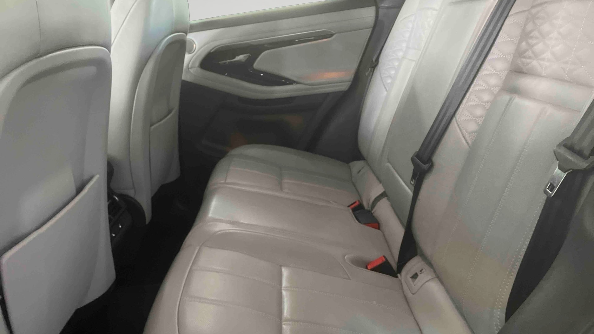Land Rover Range Rover Evoque Mark III P300e PHEV AWD BVA8 R-Dynamic Autobiography — Siège arrière gauche