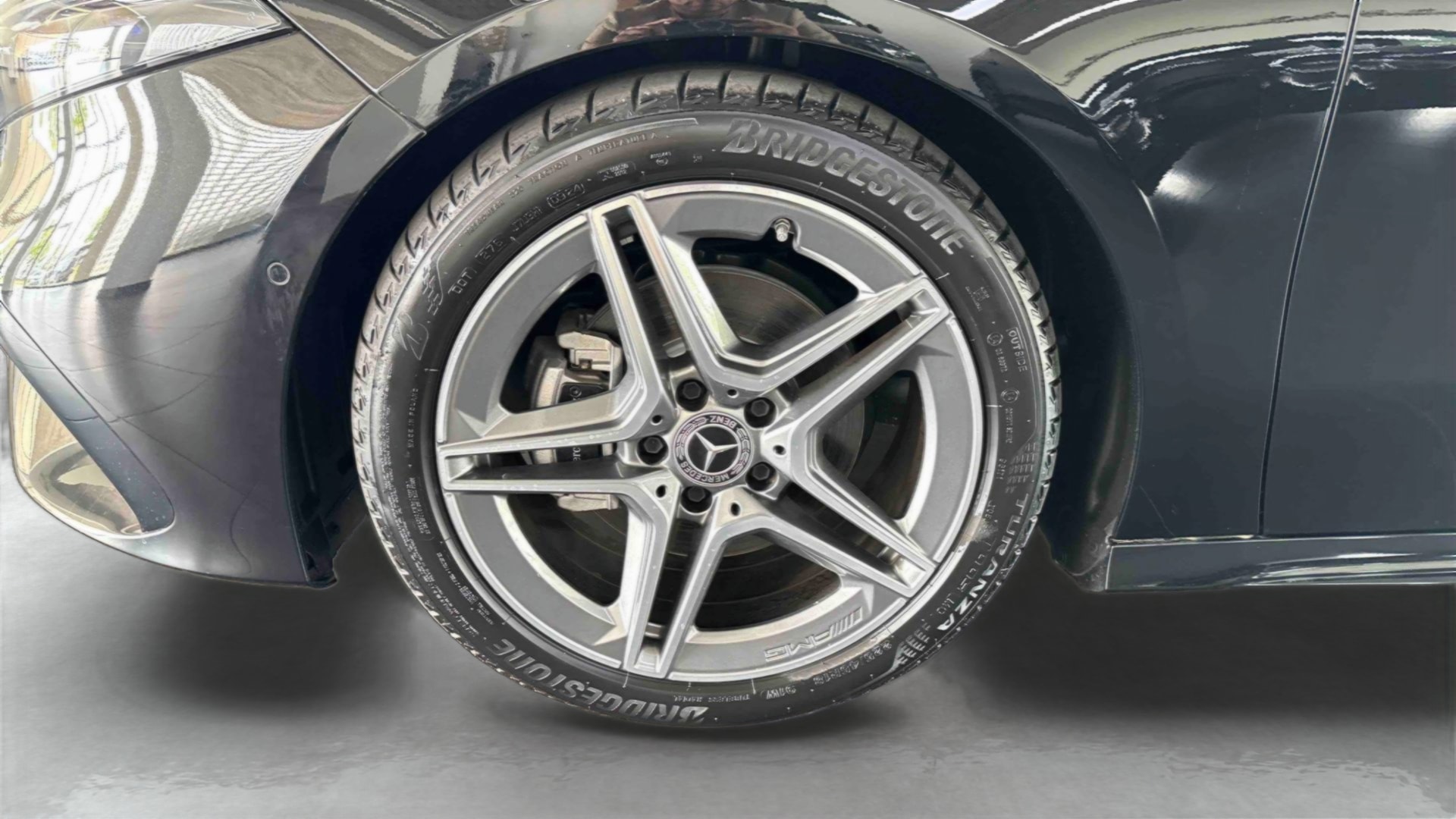 Mercedes-Benz Classe A 200 d AMG Line — Pneu avant gauche
